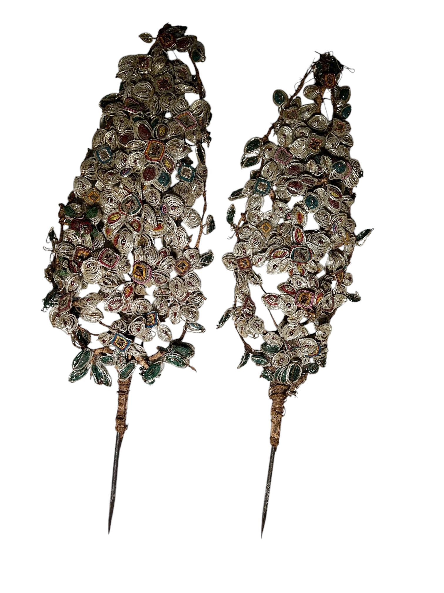 Urnas Italianas De Madera Tallada Con Asas Y Flores De Cristal Tallado Facetado en Bueno estado para la venta en Dallas, TX