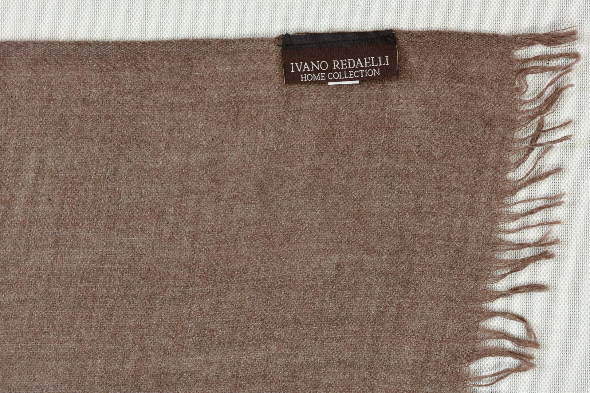 Une étole simple et élégante en cachemire italien de la meilleure qualité.
Sa couleur beige-camel s'accorde avec toutes les tenues et toutes les occasions.

ref. B/1356.