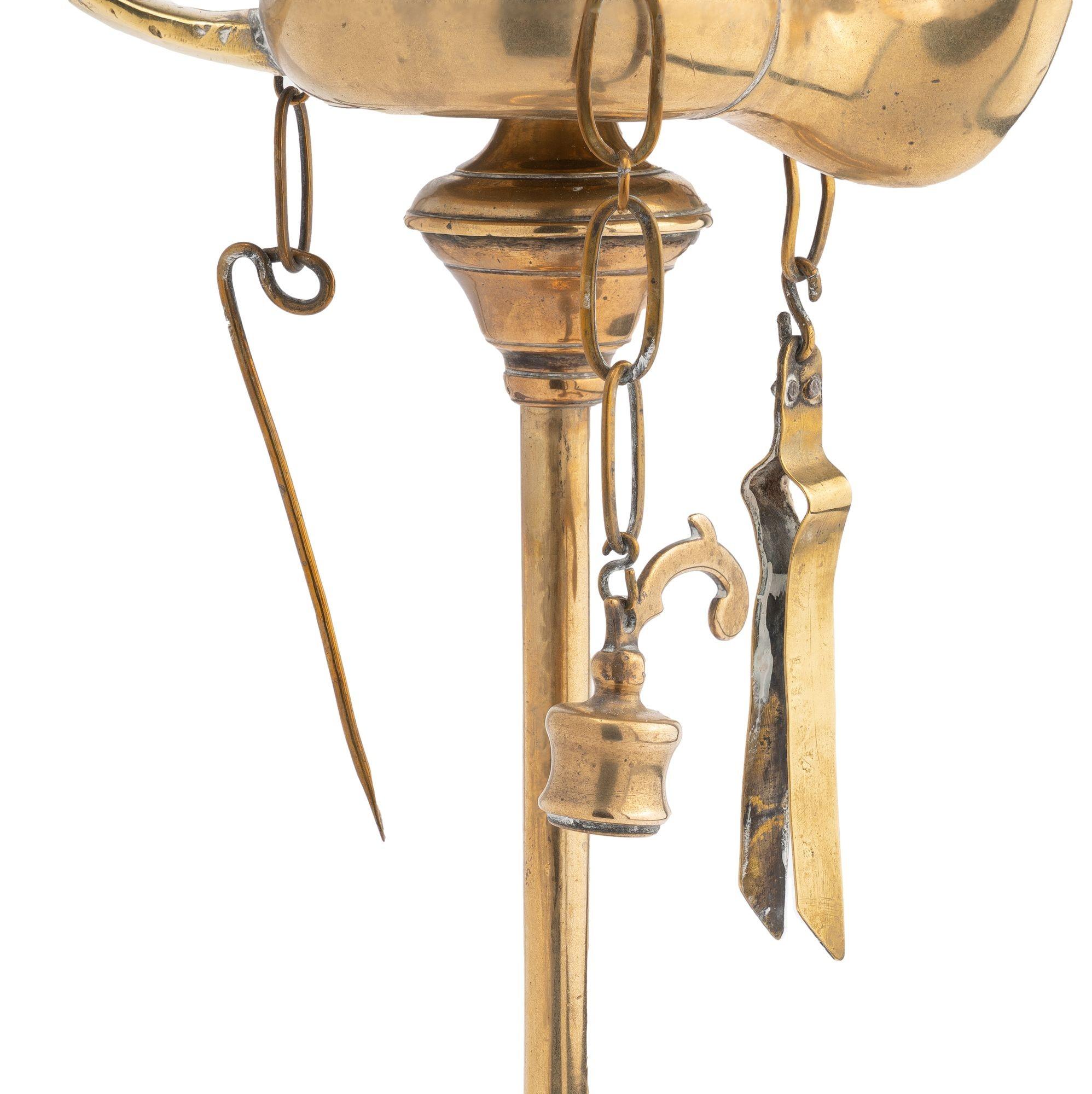 Italienische Öllampe aus gegossenem Messing mit einzelner Löffelung und Deflektor, 1790 im Angebot 4
