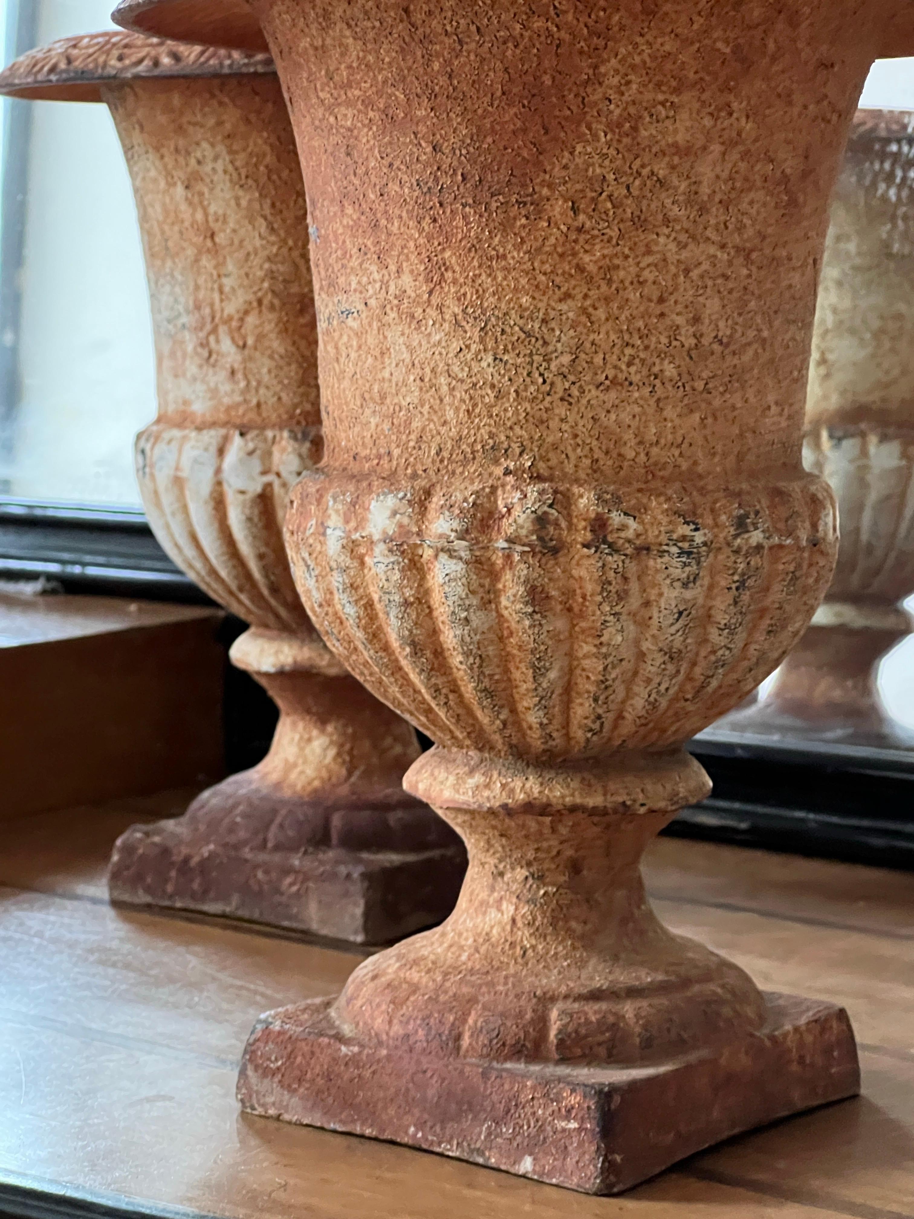 Urna de jardín italiana de hierro fundido con pátina original, principios del siglo XX en venta 4