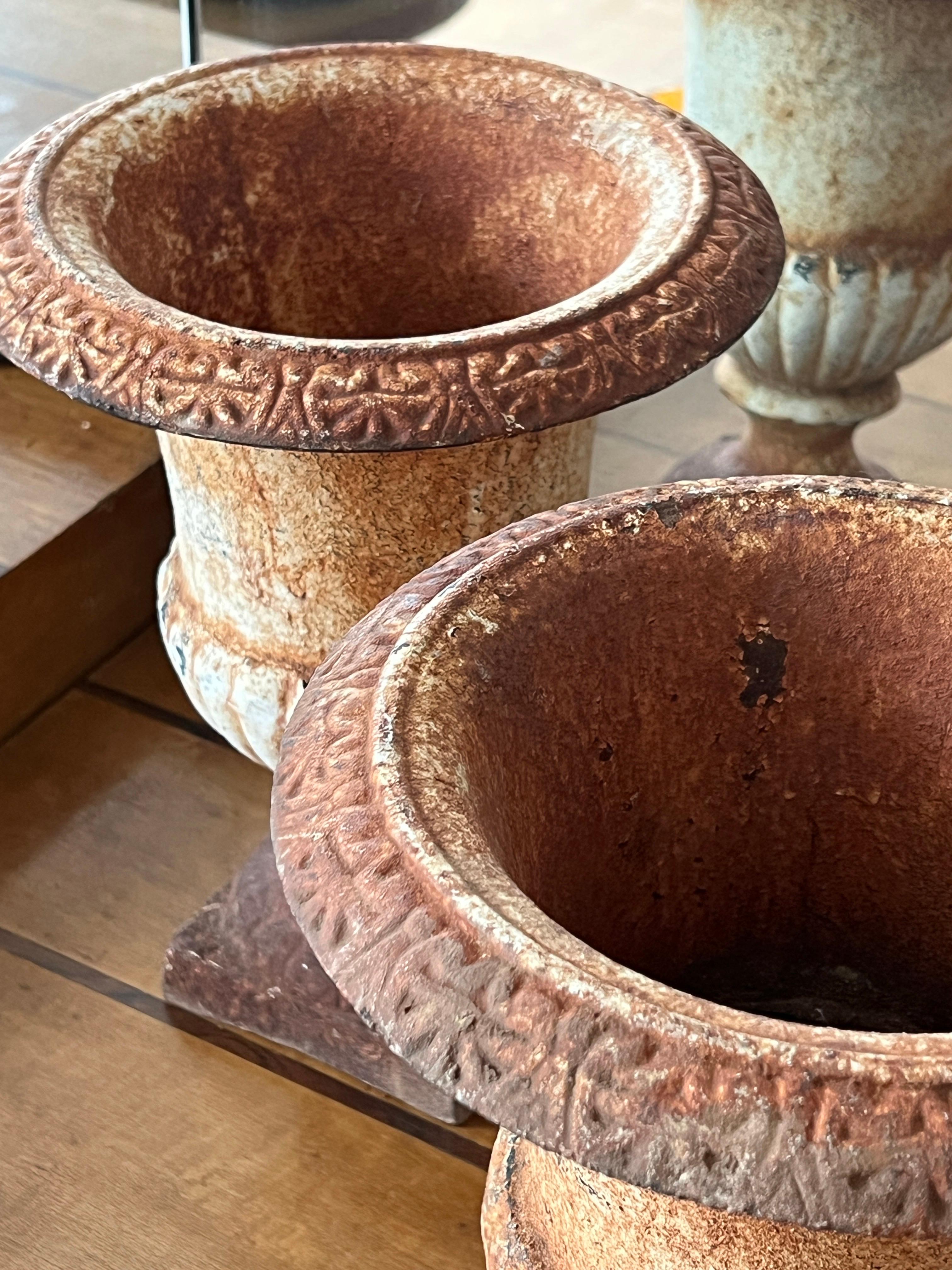 Urna de jardín italiana de hierro fundido con pátina original, principios del siglo XX en venta 6