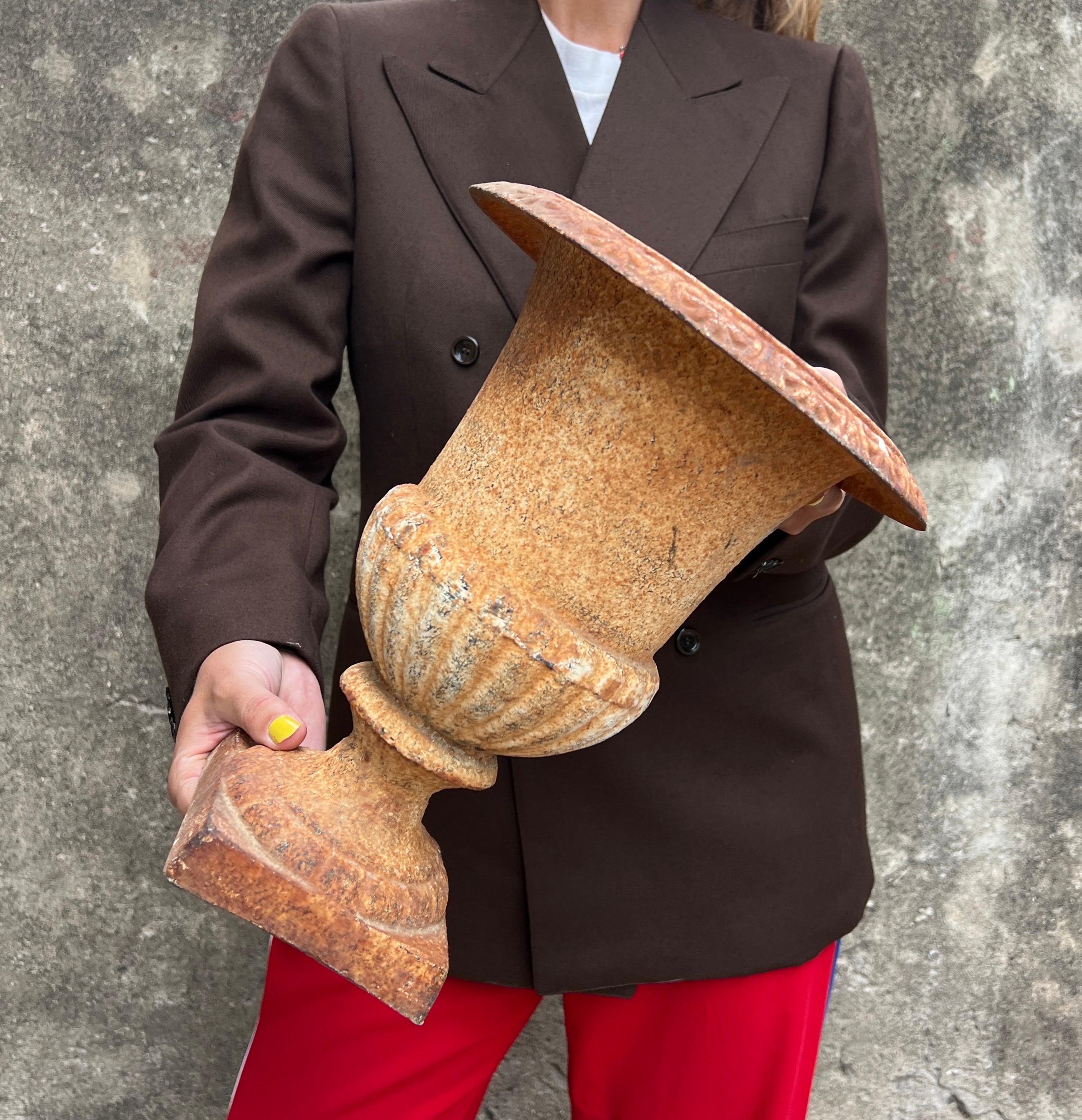 Un par de urnas italianas de hierro fundido con una hermosa pátina desgastada.
Originalmente pintadas de blanco, quedan restos de la antigua pintura, que se mezclan con zonas de óxido natural que dan a las urnas un carácter rico y auténtico. Cada