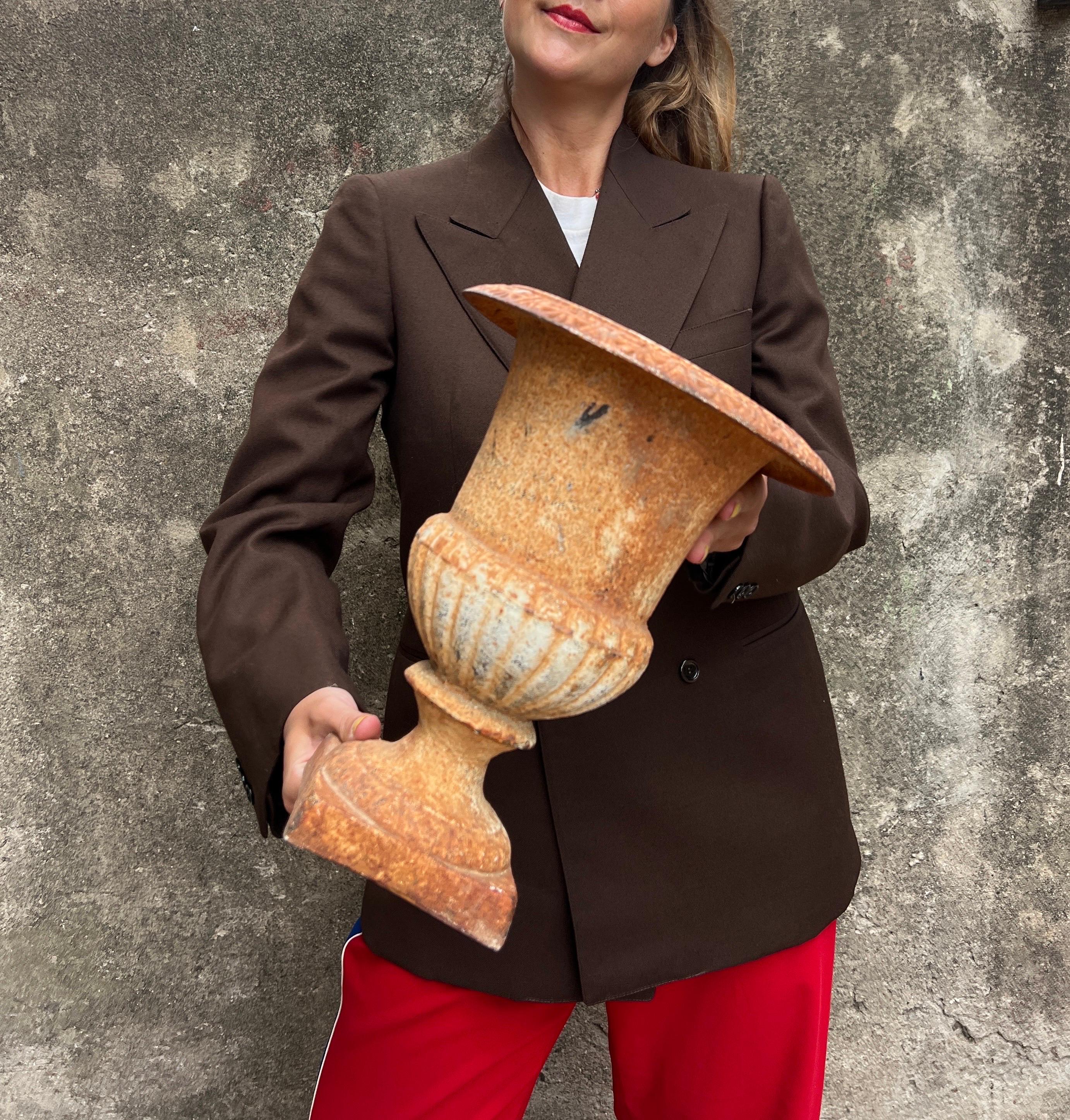 Urna de jardín italiana de hierro fundido con pátina original, principios del siglo XX Rústico en venta