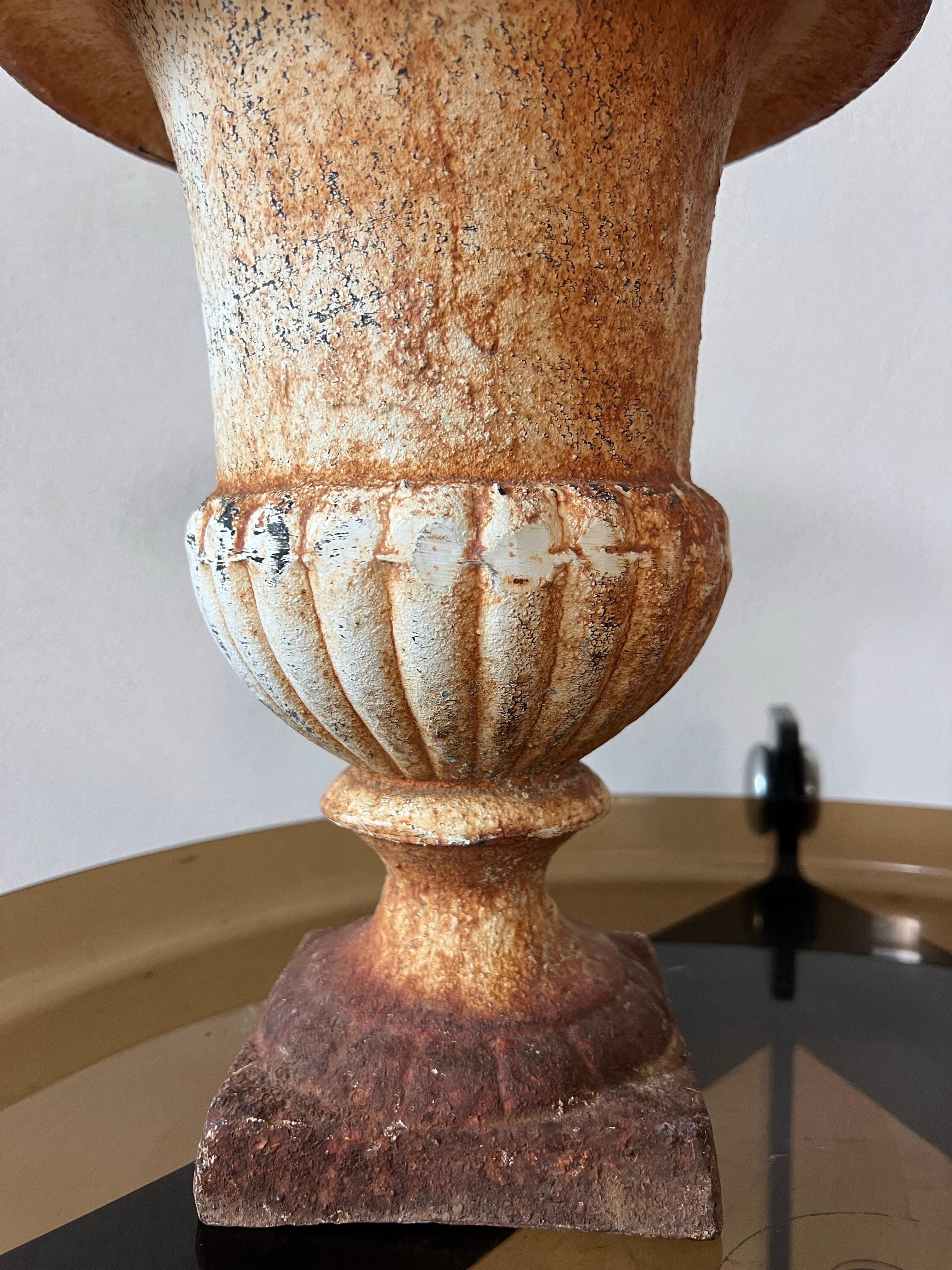 Urna de jardín italiana de hierro fundido con pátina original, principios del siglo XX Hierro en venta