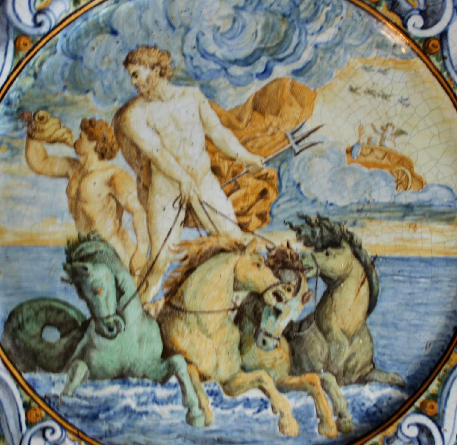 Très grand chargeur Castelli Maiolica de 18 pouces de diamètre représentant Poséidon-Neptune. Vers 1740-1760.