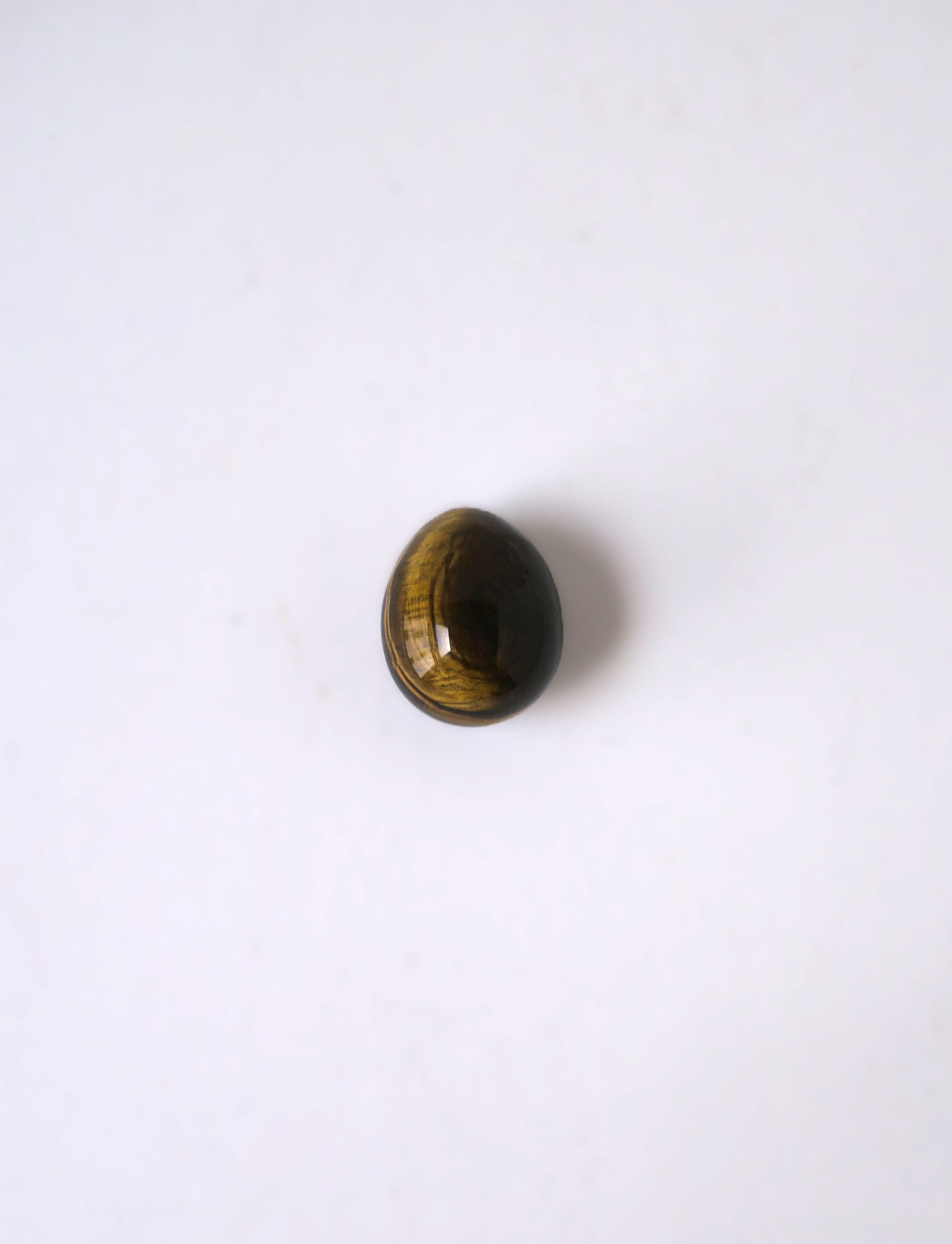 Un bellissimo oggetto di lusso di piccole dimensioni, un oggetto decorativo italiano a forma di uovo di gatto in tonalità marrone e dorata lucidato a specchio. 