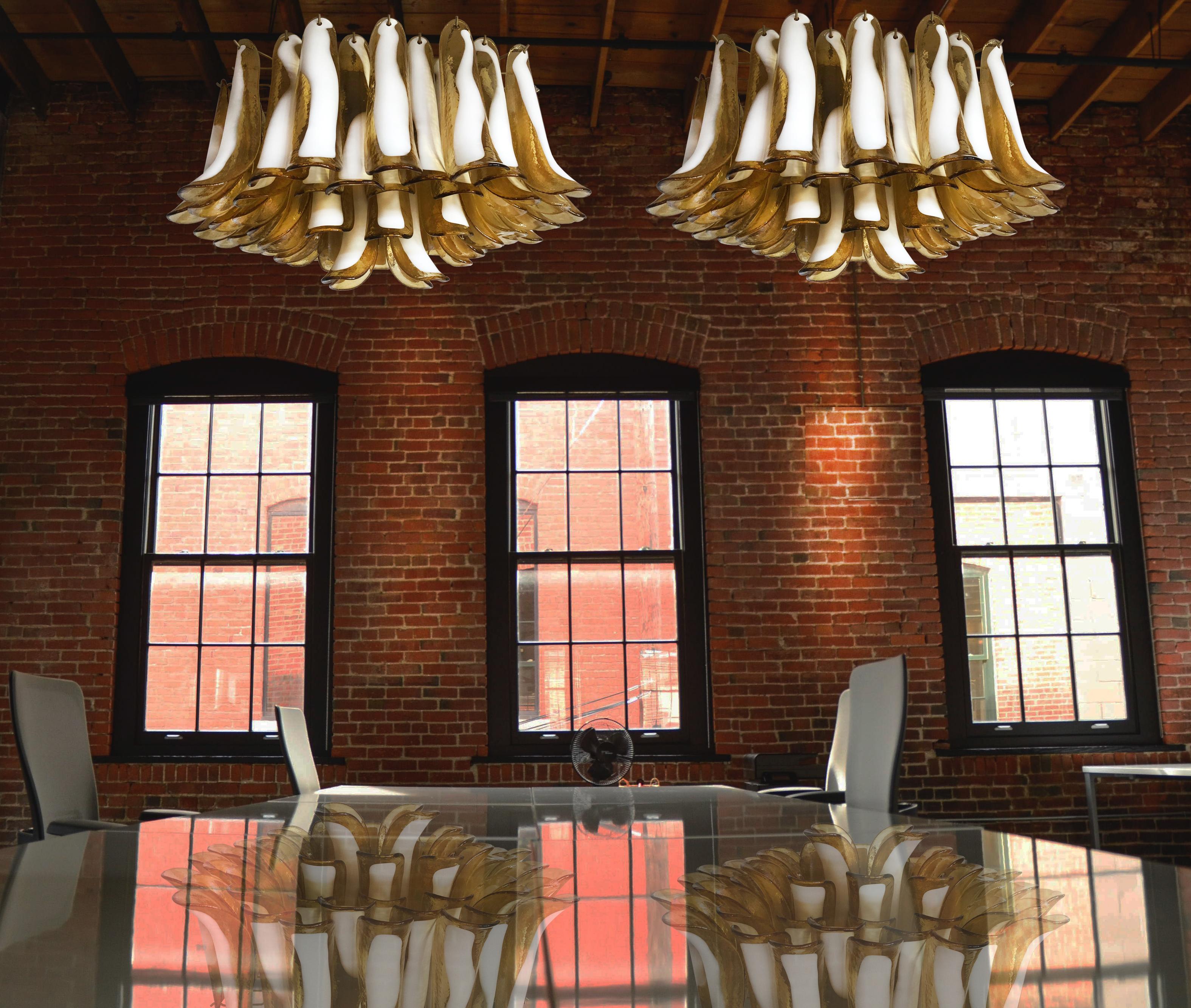 Spettacolare lampada da soffitto con 64 vetri di Murano ambra e lattimo. Elegante oggetto di illuminazione.
Periodo: fine del XX secolo
Dimensioni: Altezza 40 cm (15,75 pollici), profondità 80 cm (29,50 pollici), profondità 80 cm (29,50
