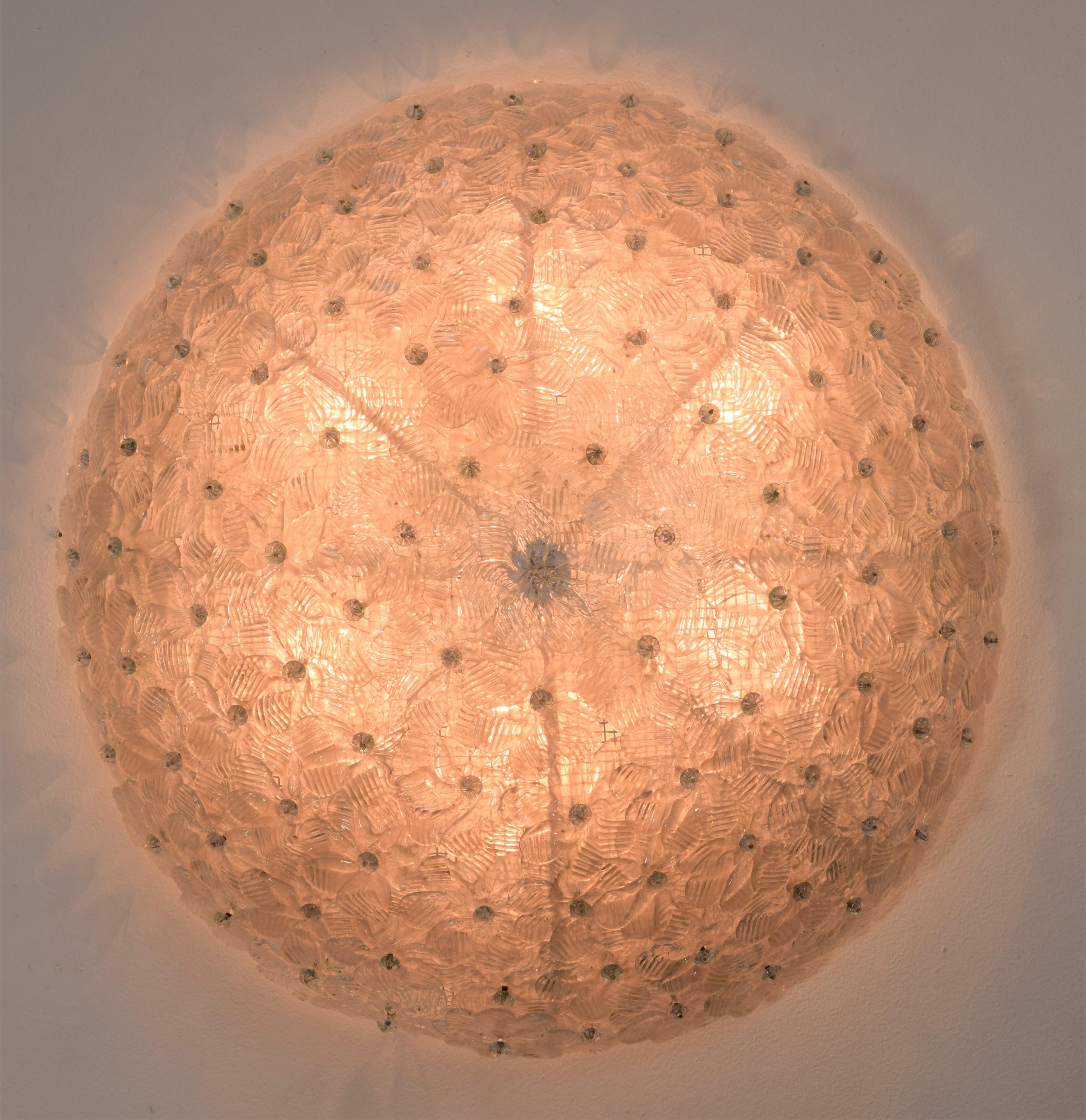 Italian ceiling lamp by Seguso, 1960s.

Dimensions: H= 20 cm; D= 54 cm.