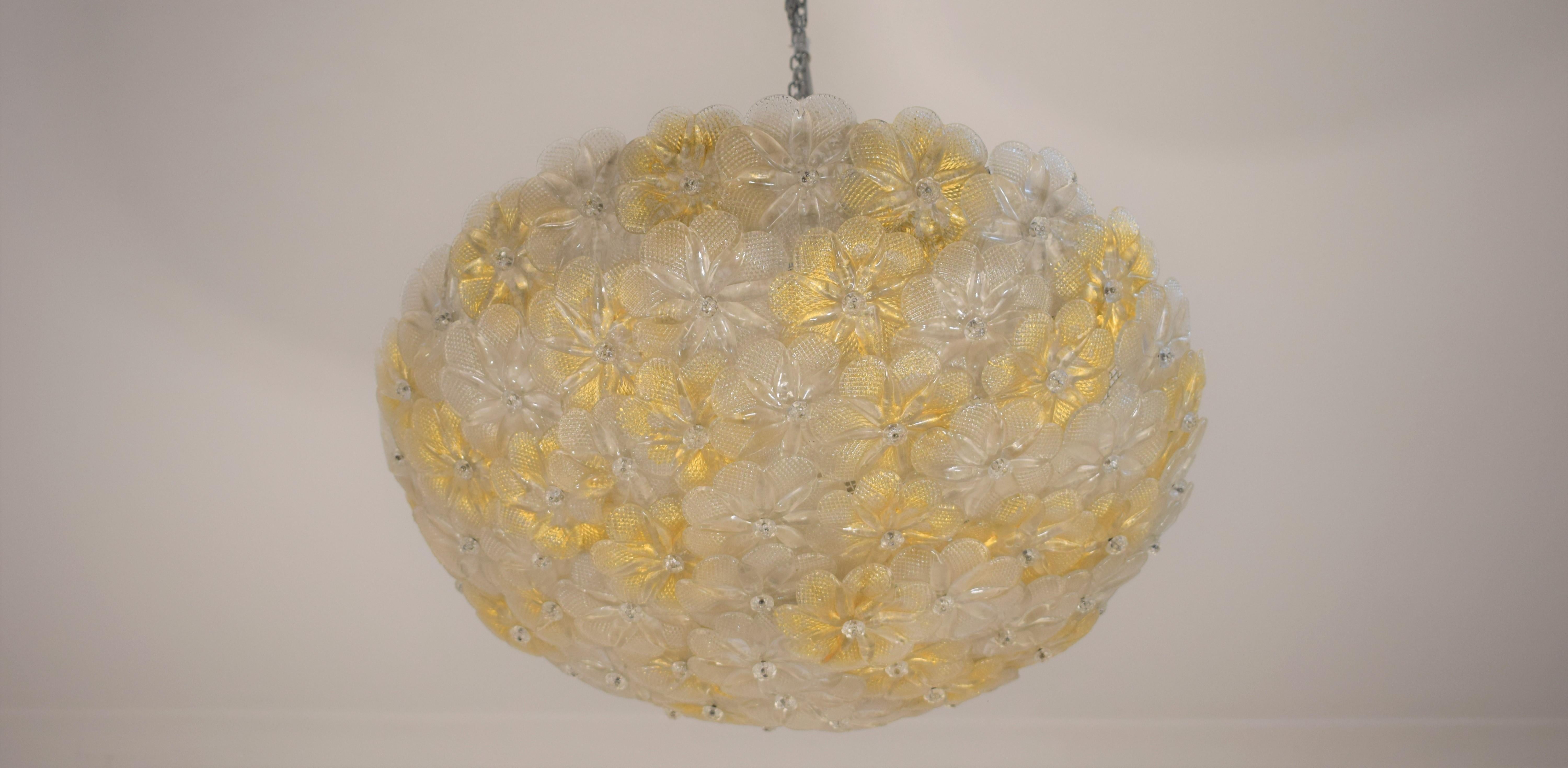 Italian ceiling lamp by Seguso, 1960s.

Dimensions: H= 20 cm; D=49 cm.