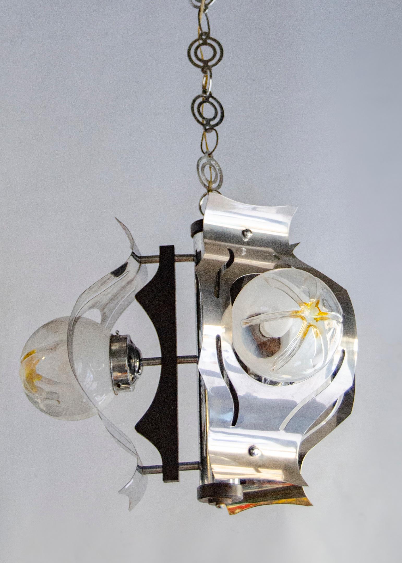 Plafonnier italien des années 1950, Mazzega
Création de Mazzega Fabricacion Italiana
lustre à 3 lumières avec globes en verre de murano et métal chromé
milieu du siècle
parfait état
usure naturelle.