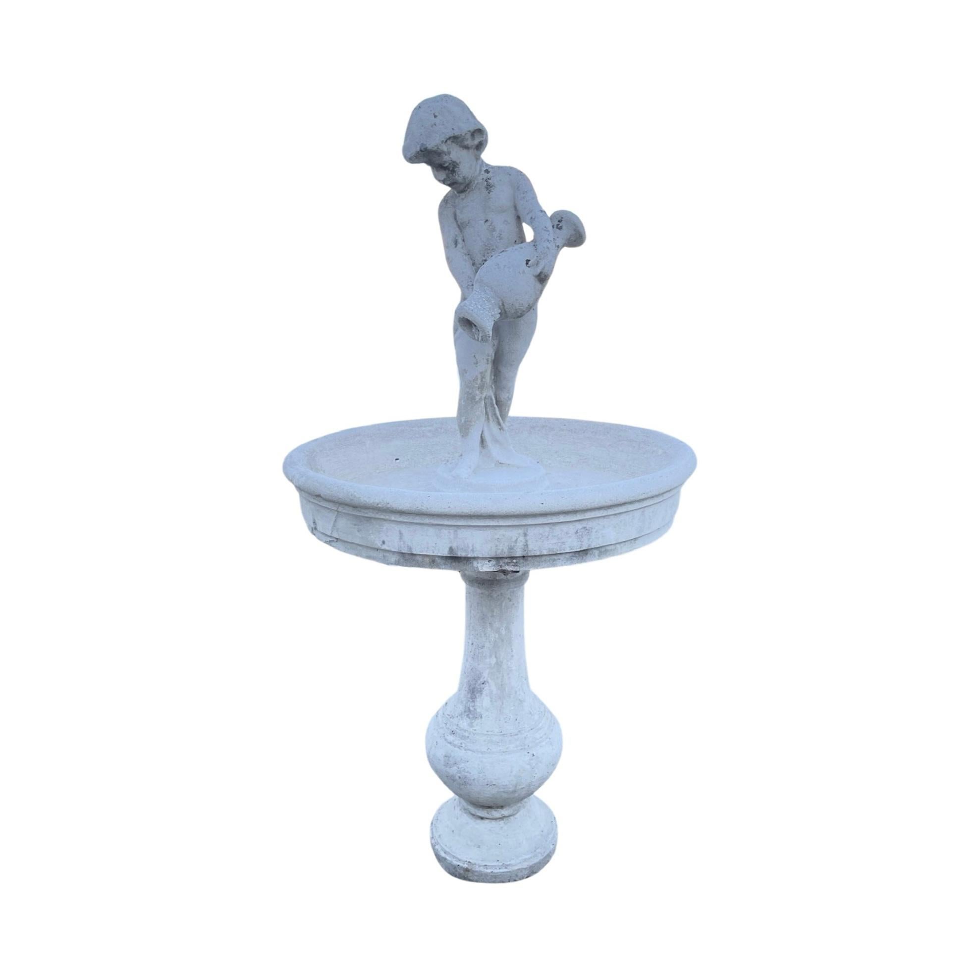 Dieser italienische Zementkomposit-Brunnen aus dem 19. Jahrhundert verfügt über ein zentrales Becken für den Wasserüberlauf und eine geschnitzte Statue in der Mitte, die ein elegantes Herzstück für jeden Garten bildet. Seine Zementzusammensetzung