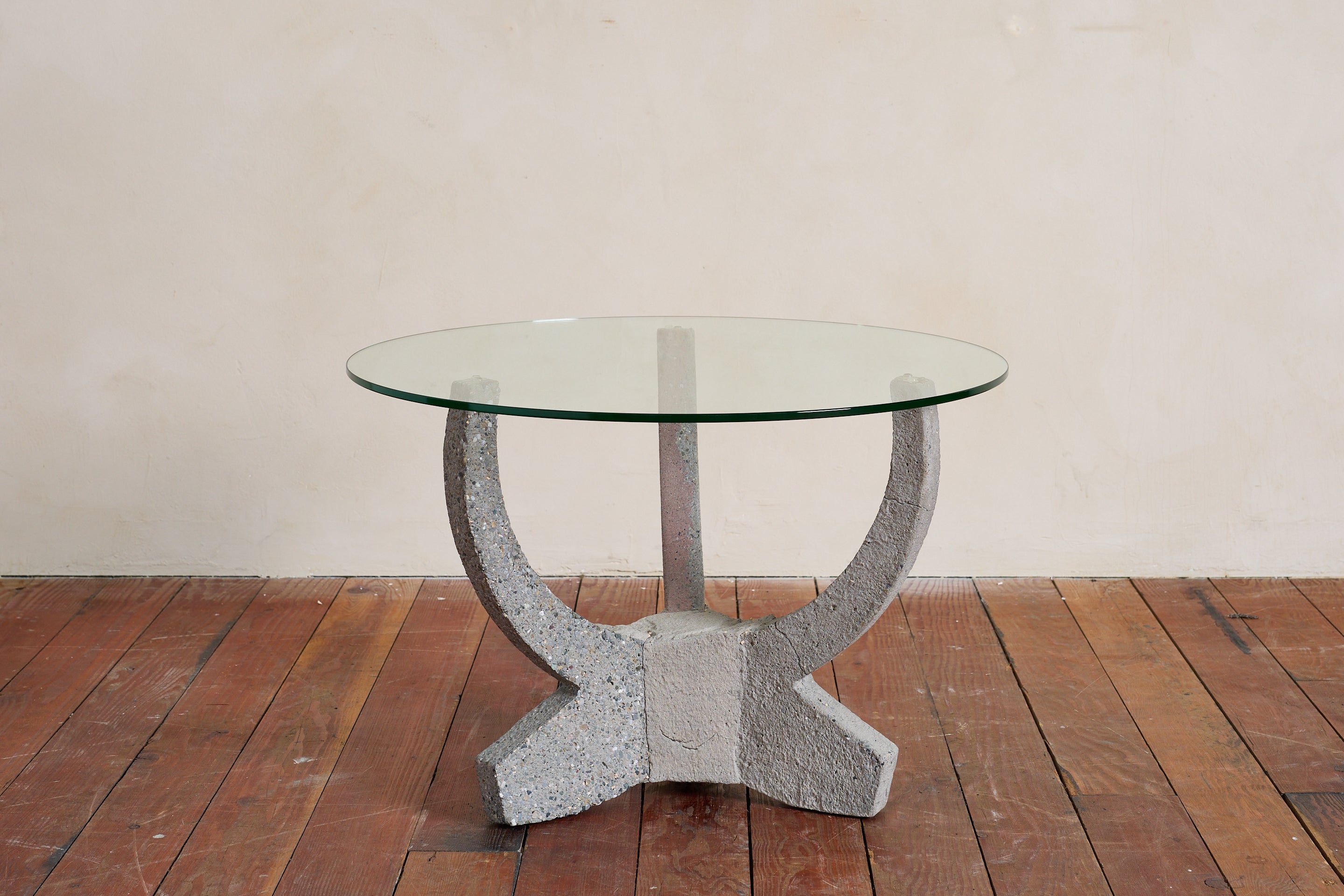 Massiver Betontisch mit Glasplatte -  Italien, 1960er Jahre

Vintage Zement mit großer roher Patina 

Passendes Set mit drei Stühlen erhältlich - alle separat erhältlich.

Dieses Angebot bezieht sich nur auf den Tisch. 