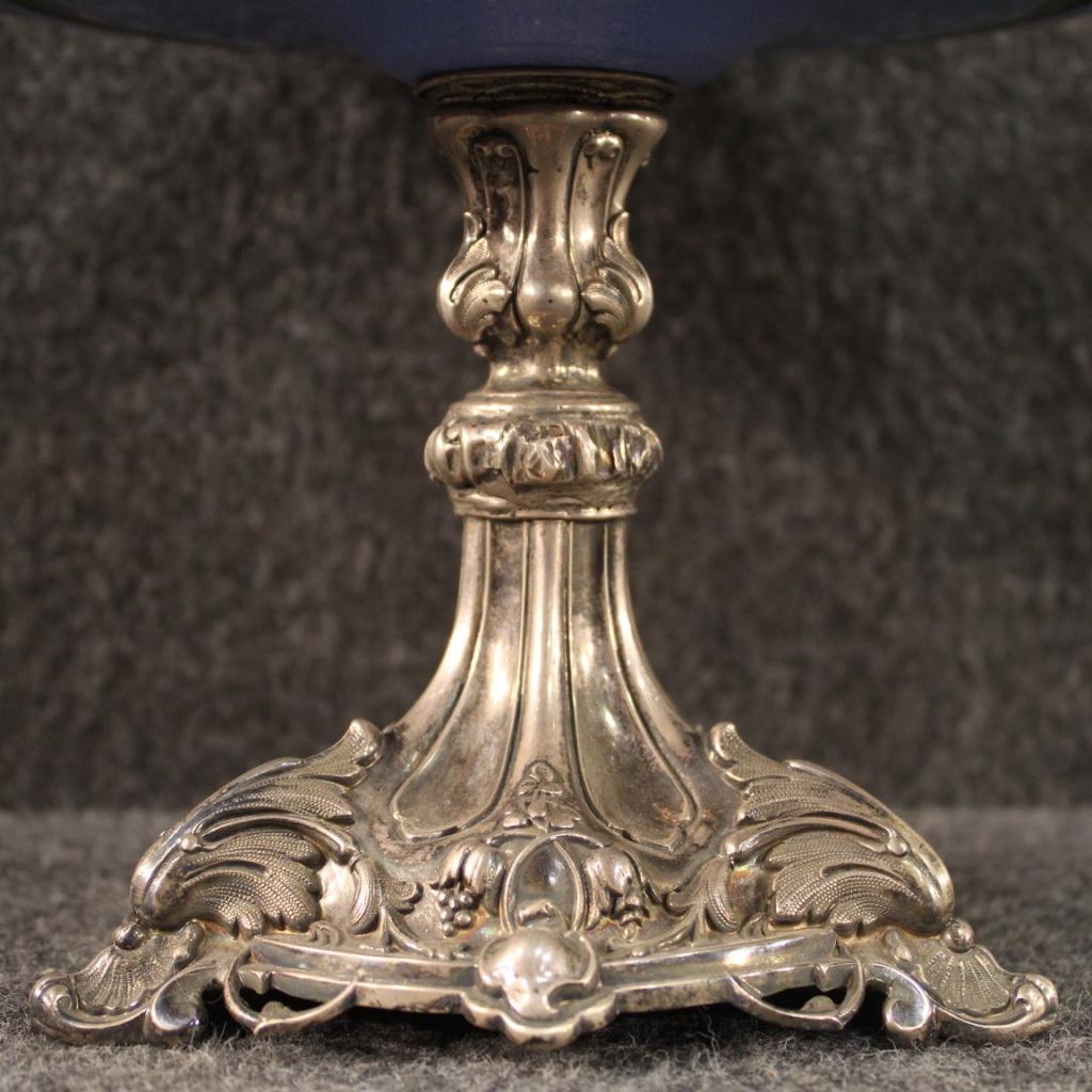 Centerpiece Italian of the early 20th century. Ceramic object painted with basement in silver
punch finely Mauritian chiseled of great quality. Ceramic basin that has undergone a restoration (see photo) visible in the upper part. Object for