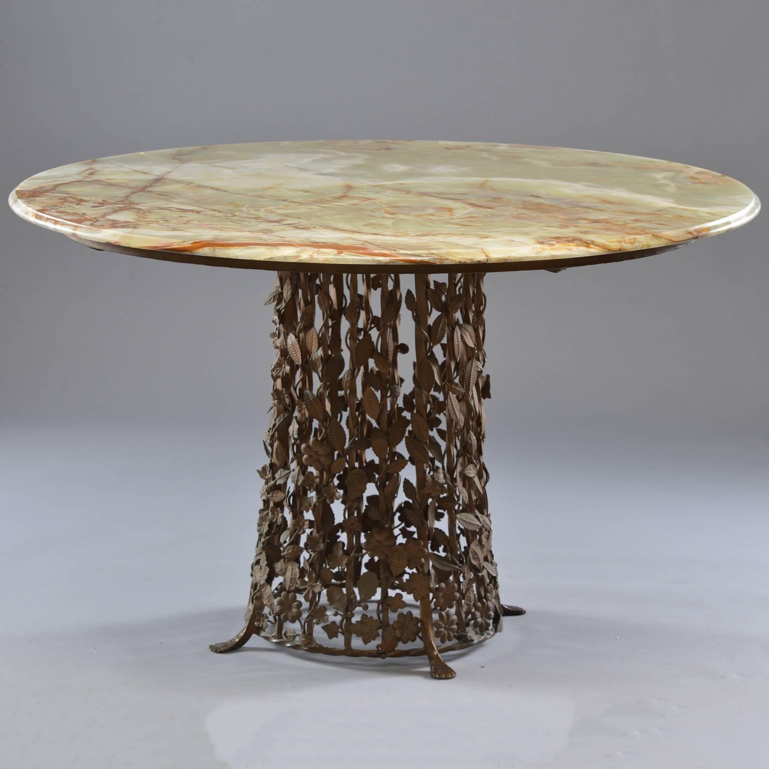 Italian round centre table has a brass base of elaborately rendered vines with leaves and flowers, circa 1960. Round onyx table top features contrasting streaks of amber and cream.