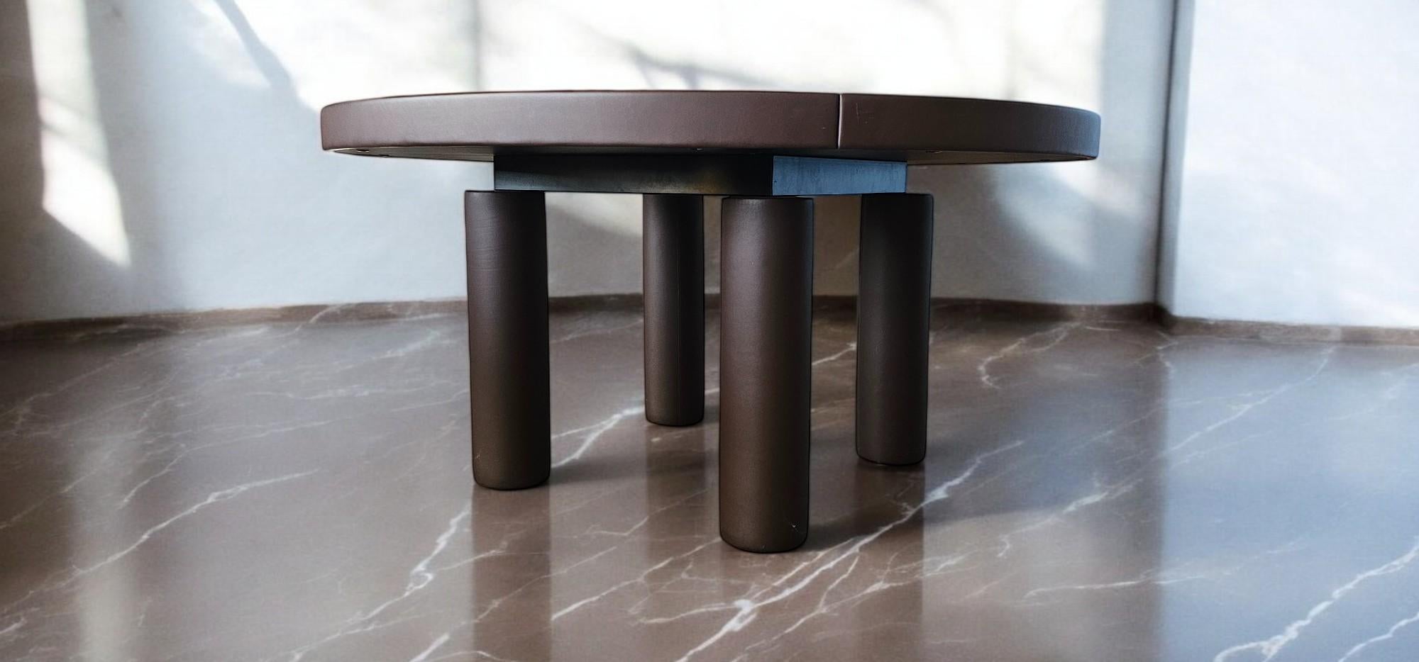 C.E.C. Cube Meeting est une table de réunion ronde de Poltrona Frau, design Vignelli Associates.

La forme pure, la synthèse de la matière, la solidité d'une structure techniquement avancée, l'âme de Poltrona Frau. 
Lella et Massimo Vignelli
