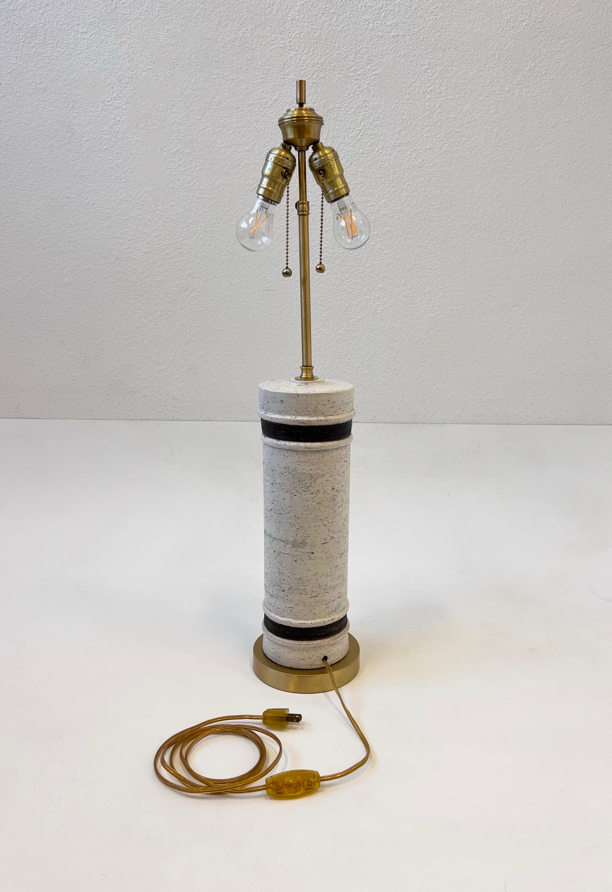 Vernissé Lampe de bureau italienne en céramique et laiton par Bitossi  en vente