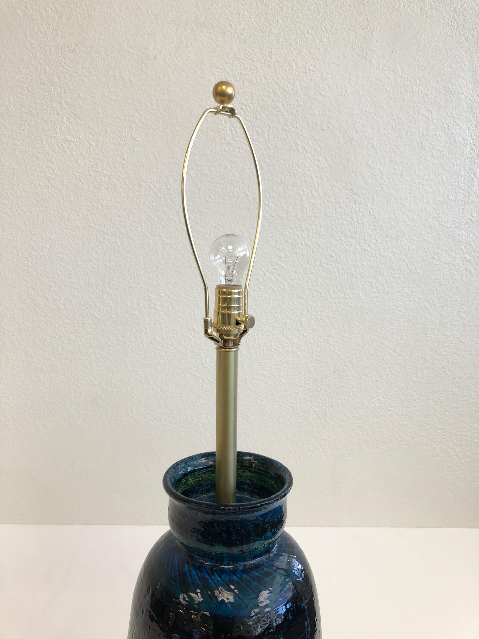 Lampe de table italienne en céramique et laiton par Bitossi Excellent état - En vente à Palm Springs, CA