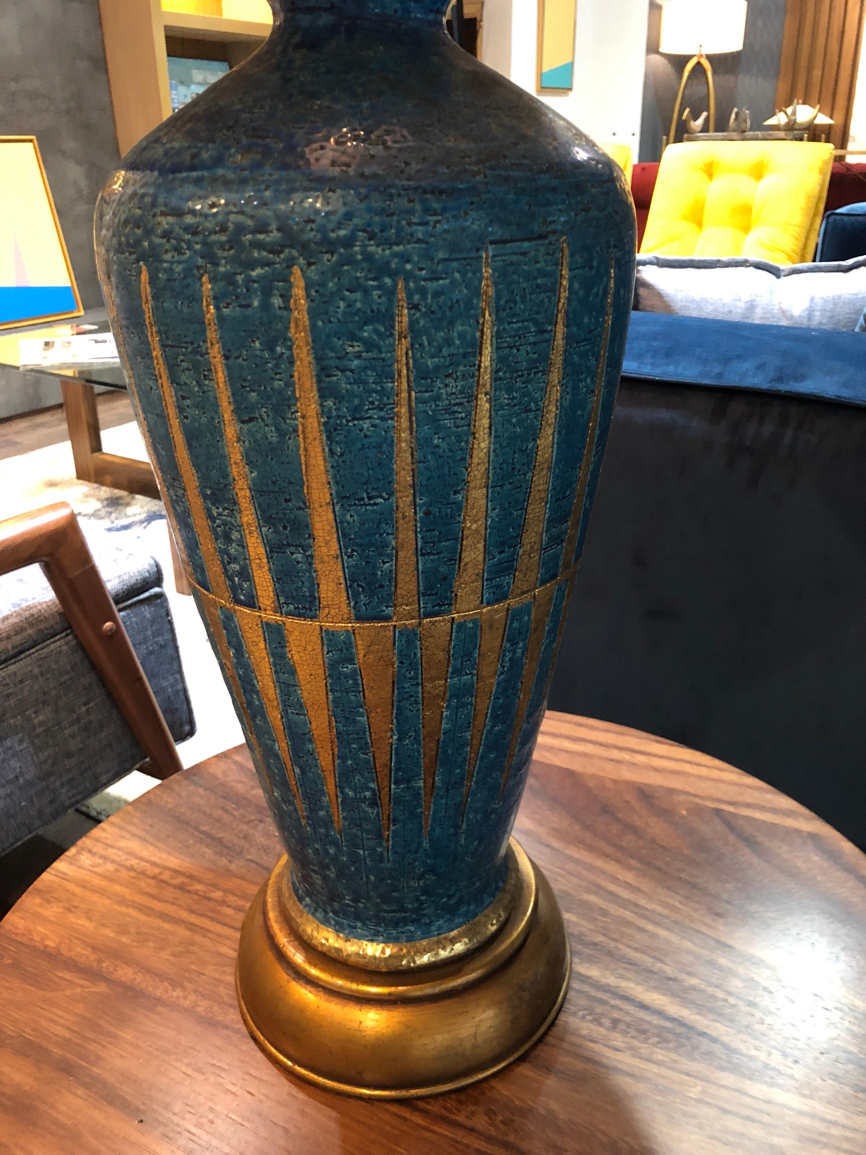 A spectacular Italian ceramic and satin brass table lamp designed by Guido Bitossi for Marbro. The lamp has beautiful cracked spear shapes in gold with a indigo blue background
The lamp is available without the shade
Dimensions without shade: 9.5