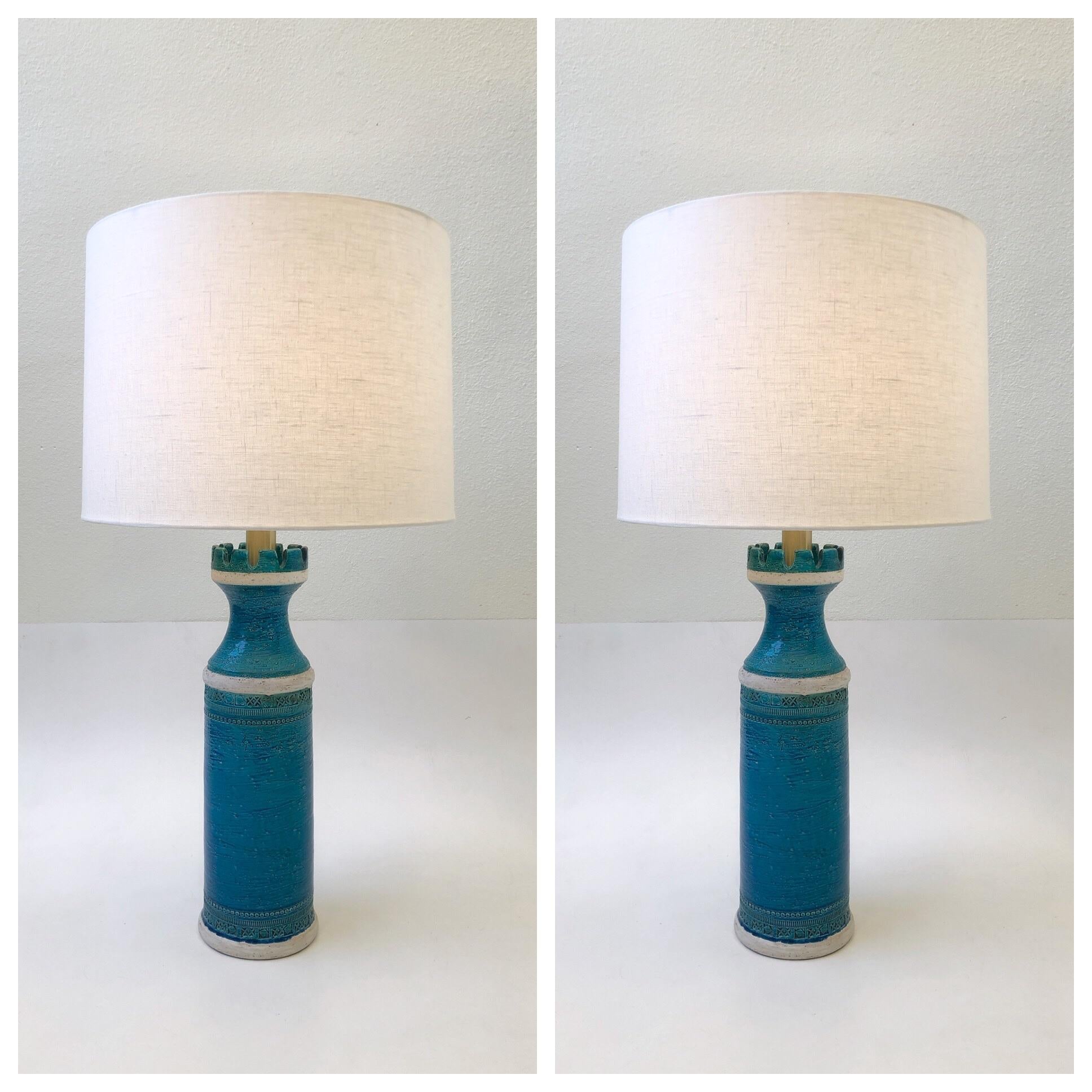 A rare pair of 1960s Italian ceramic table lamps designed by Aldo Londi for Bitossi. The lamps have been newly rewired new polished brass hardware and new vanilla linen shades. We can change the hardware finish to polish nickel if preferred. The