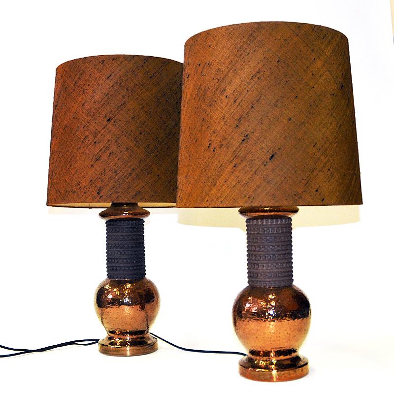 Elegant rustic ceramic and copper tablelamp pair by Bergboms AB Sweden for Bitossi Italy 1960s. Lovely designed shape with rough ceramic mid section and a copper covered round lamp base and lamp holder. Marked with makers mark underneath: