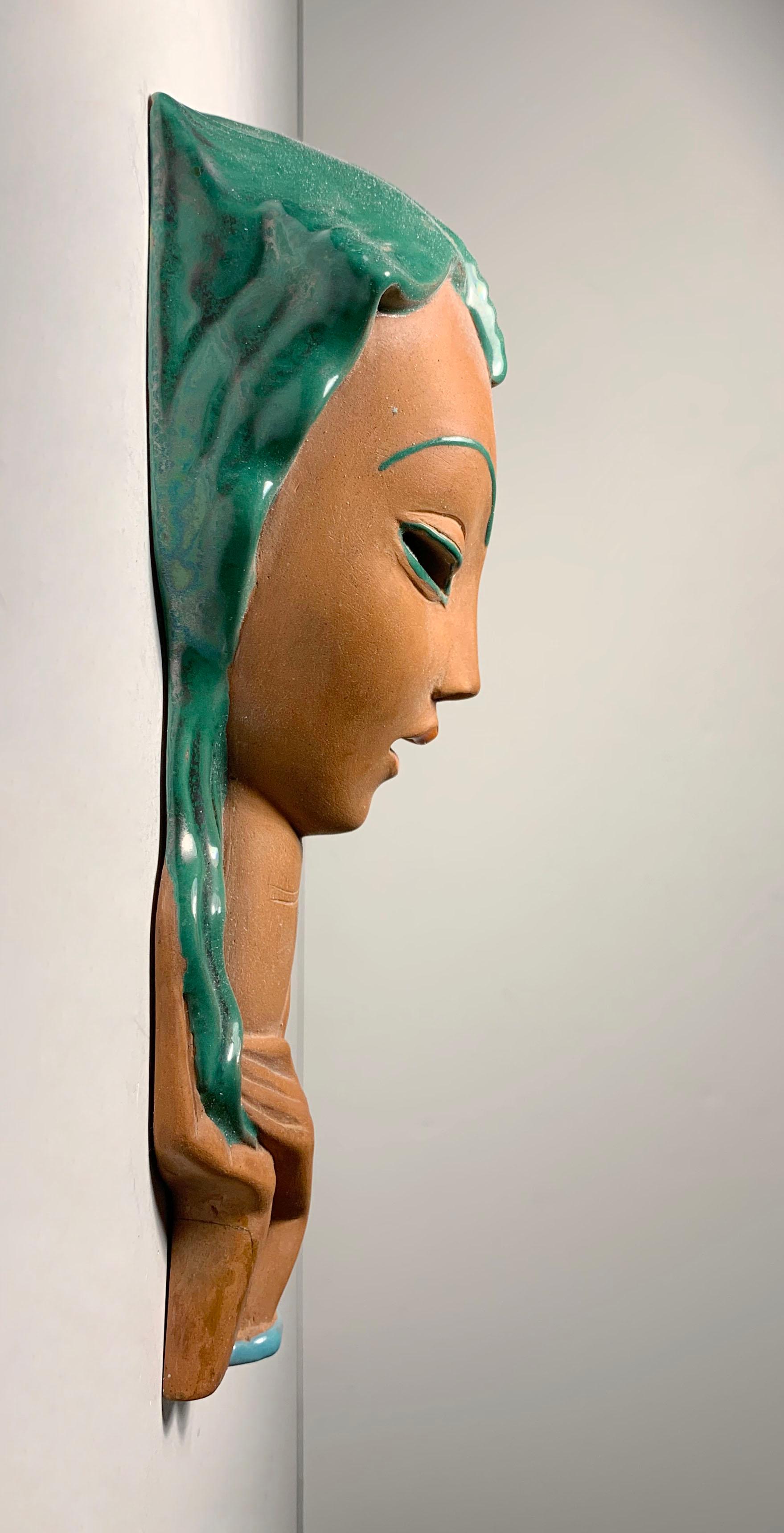 Art déco Masque mural suspendu en céramique italienne Art Deco façon Goldsheider en vente