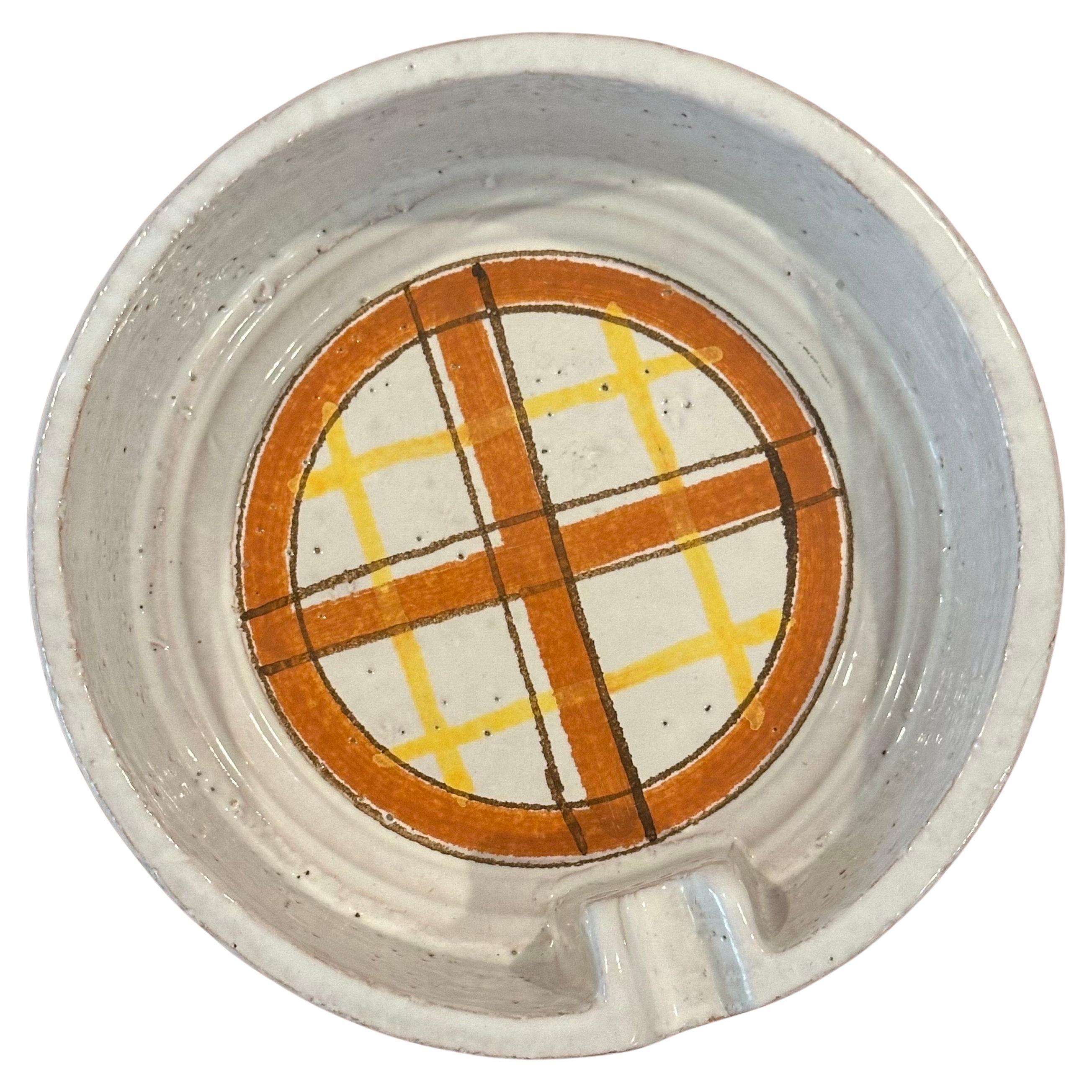 Italian ceramic ashtray in the style of Bitossi, circa 1970s.  The piece is in very good vintage condition with no chips or cracks and measures 6.125