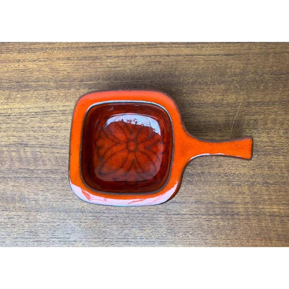 Cuenco de cerámica italiana con asa, años 60, en muy buen estado. Diseñado de 1960 a 1969.

Más información:
Materiales: Cerámica
Estilo: Moderno de mediados de siglo
País de origen: Italia
Color: Marrón
Tipo de artículo: Vintage, Antiguo o de
