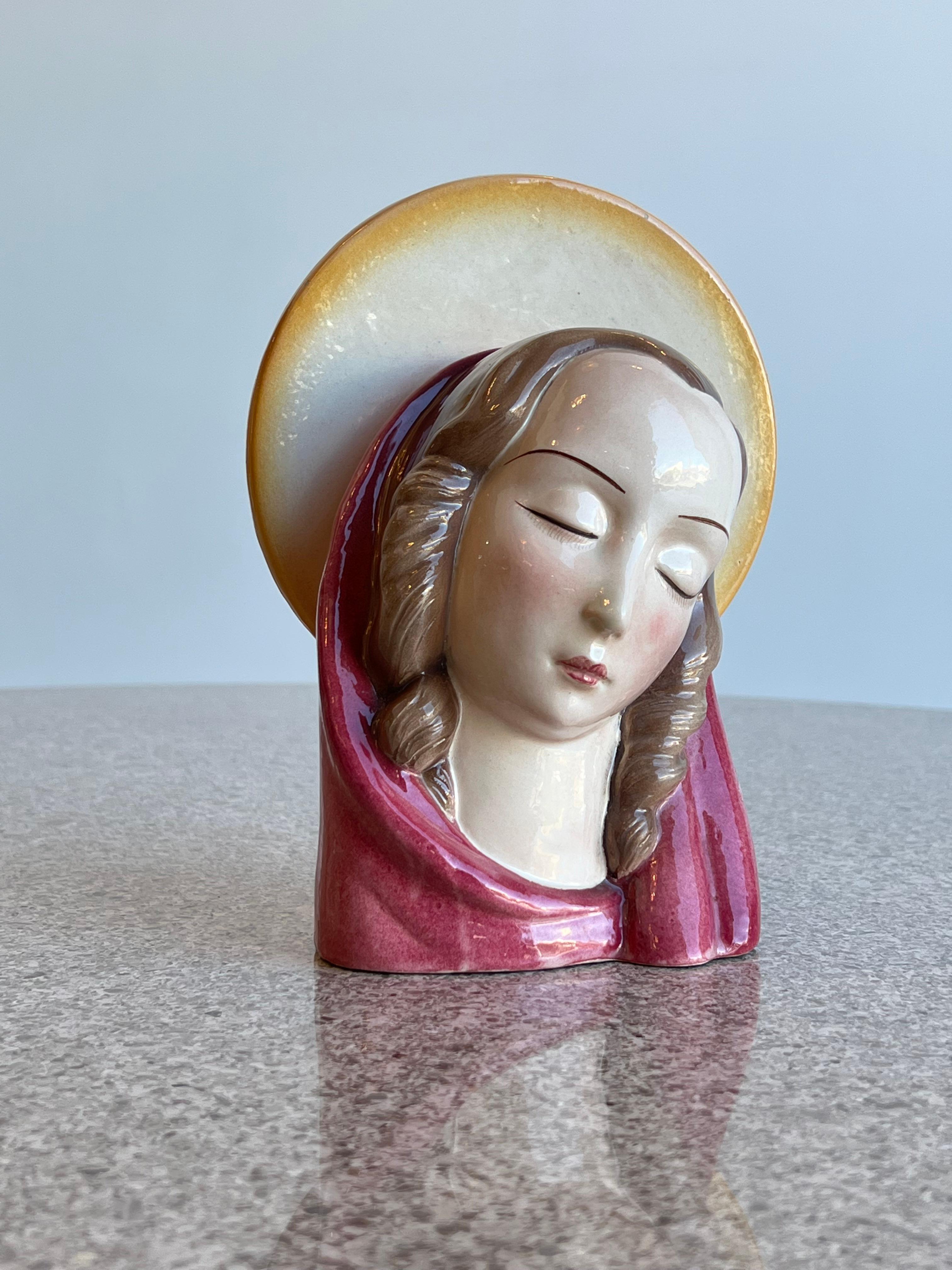 Vierge en céramique italienne peinte à la main par Etruria Colle Val d'Elsa 1950s. 
Colle Val d'Elsa, un lieu célèbre en Toscane où l'on travaille la céramique depuis toujours.
  
