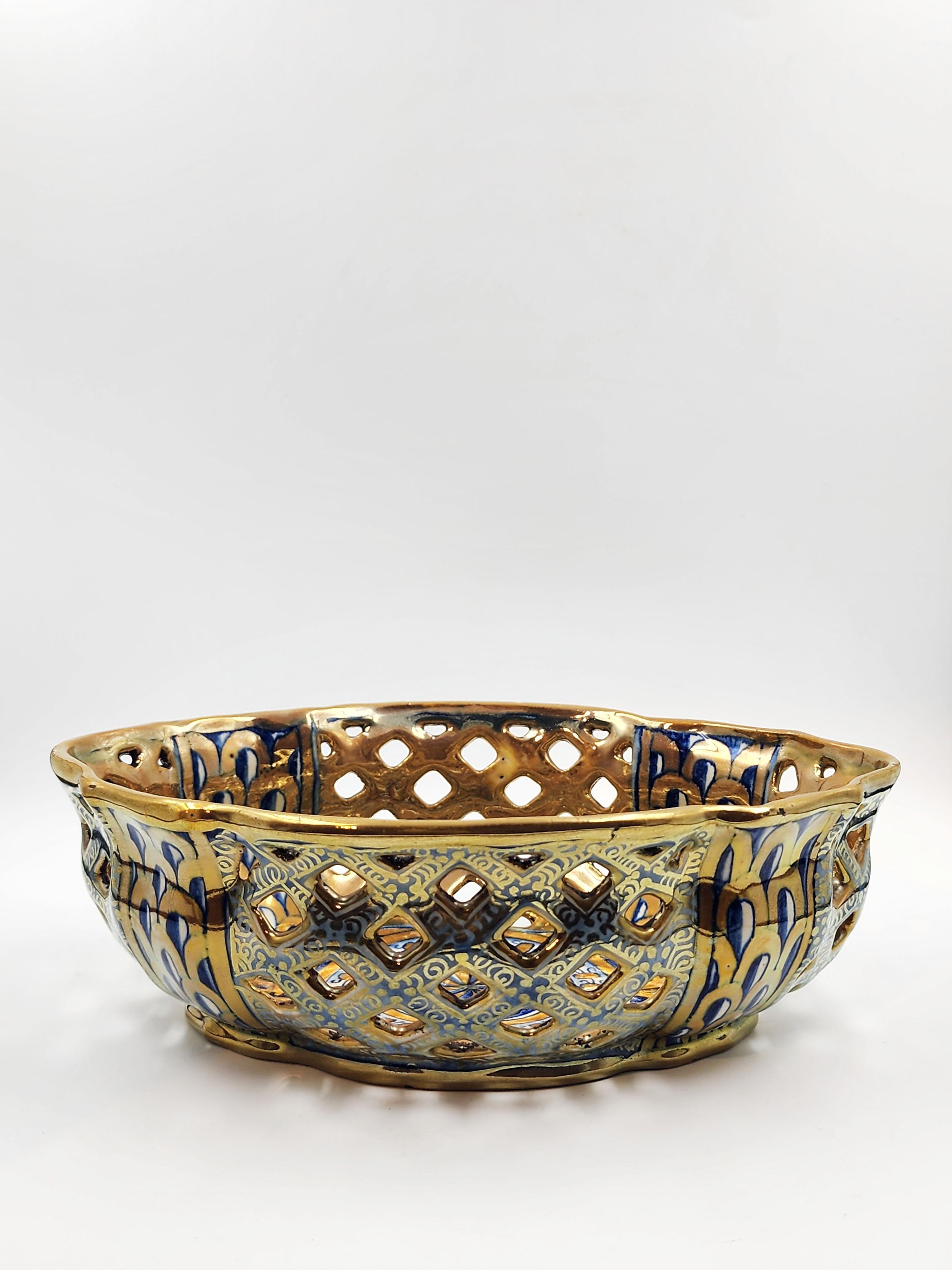Italienisches Keramikzentrum mit Cantagalli-Siegel der Manufaktur
Schöner italienischer Keramikaufsatz mit einer hellen goldenen Farbe, die in der Mitte an Präsenz gewinnt, und mit blauen Details und einem geometrischen und symmetrischen Muster, das