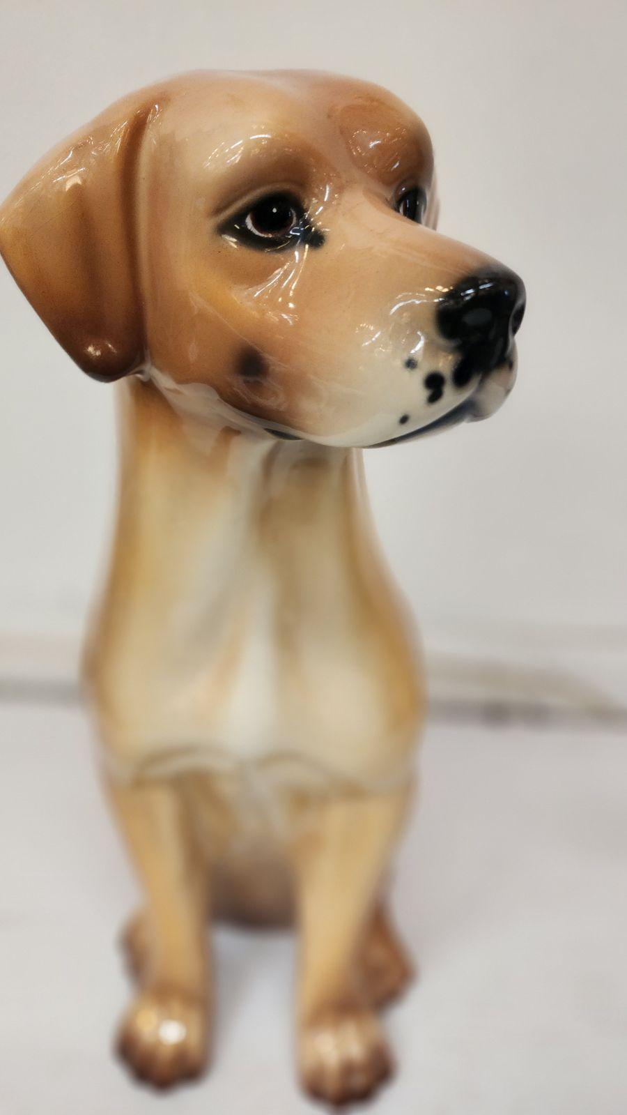 Perro de cerámica italiana con esmalte naranja. 