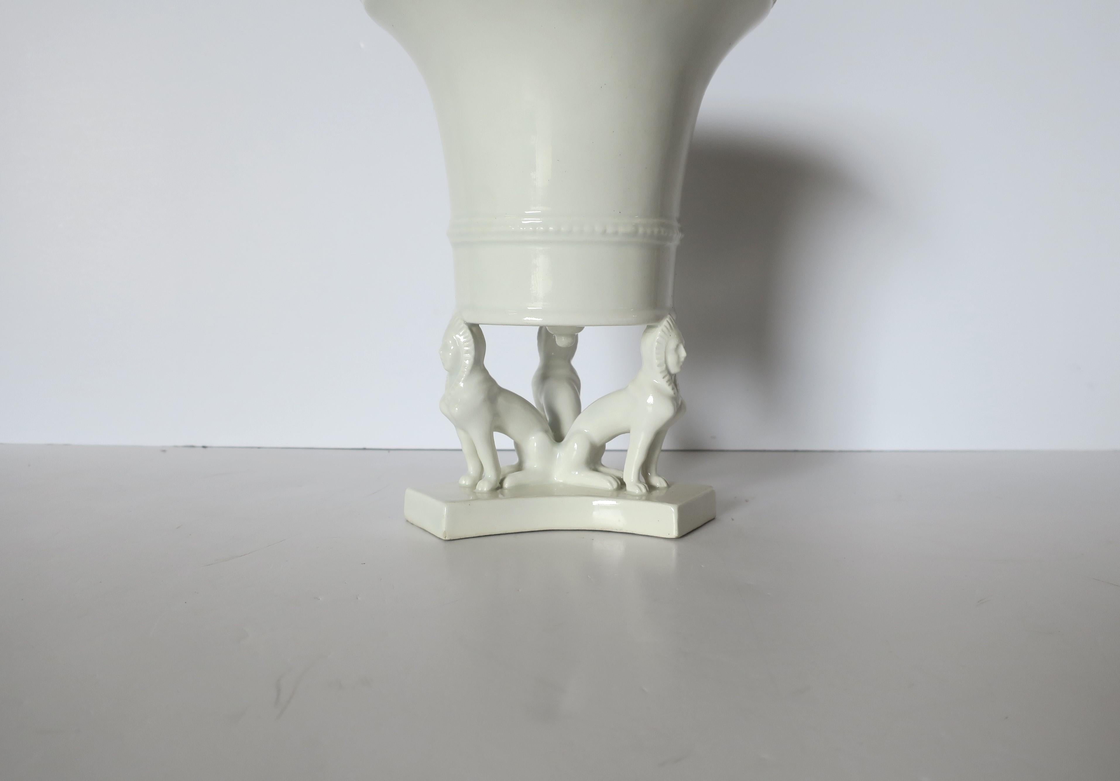 Urne italienne avec chiens Plante Fleur Cachepot ou Vase Style Revive Egyptien en vente 3