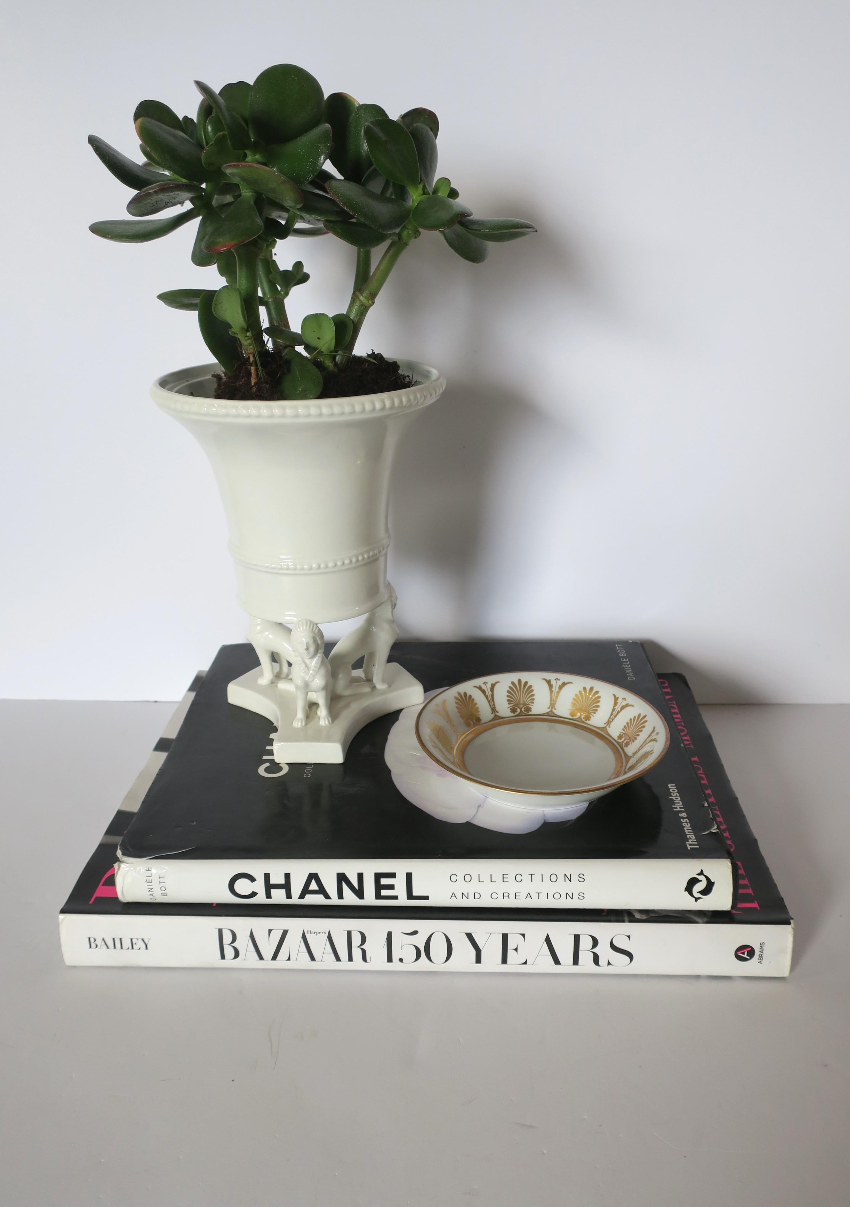 Céramique Urne italienne avec chiens Plante Fleur Cachepot ou Vase Style Revive Egyptien en vente