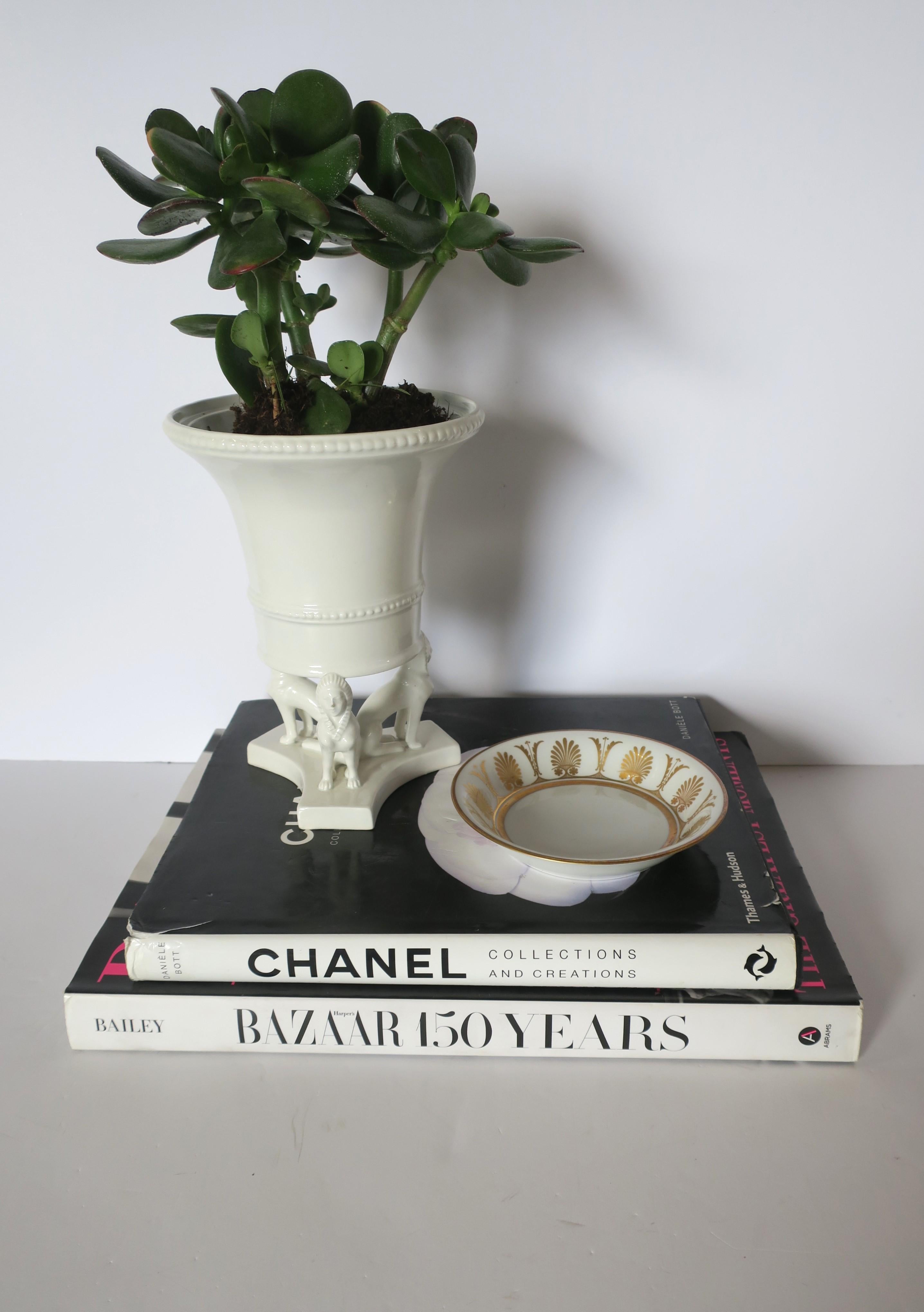 Céramique Urne italienne avec jardinière de chiens de style néo-égyptien en vente
