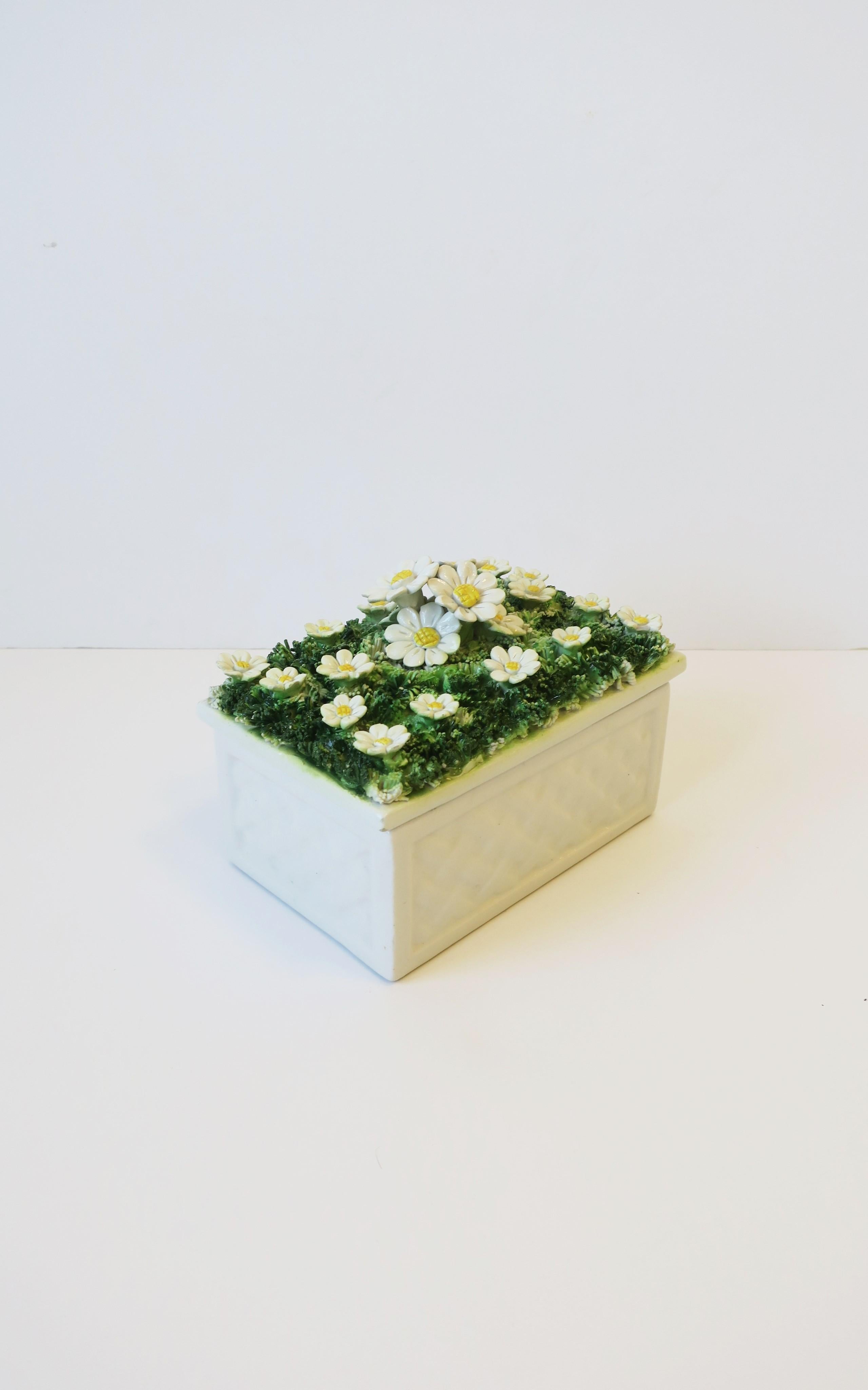 Italian Ceramic 'Flower Box' Decorative Box or Jewelry Box, ca. 1960s 6
