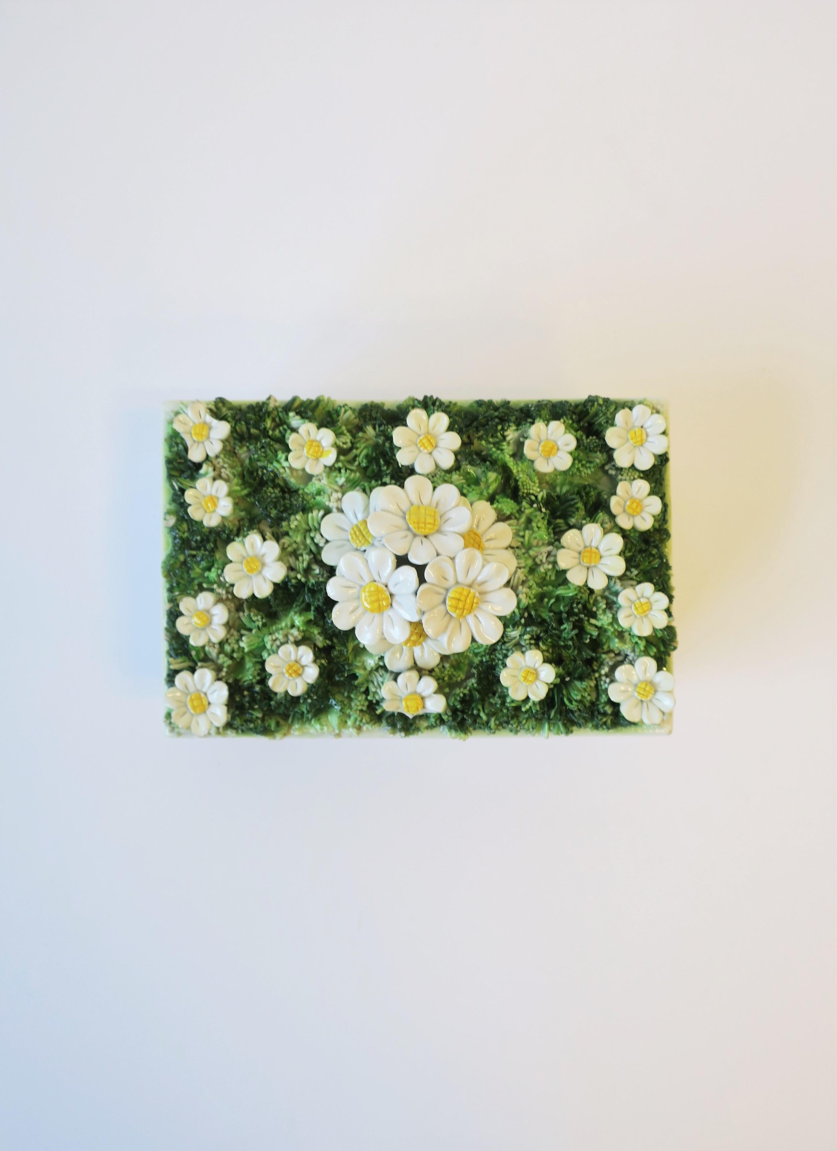 A great Italian ceramic 'Flower Box' decorative box or jewelry box, ca. 1960s, Italy. Ceramic box top is decorated with beautiful white and yellow daisy flowers and green 'grass'. Boxes' base has a lattice work exterior mimicking that of a garden