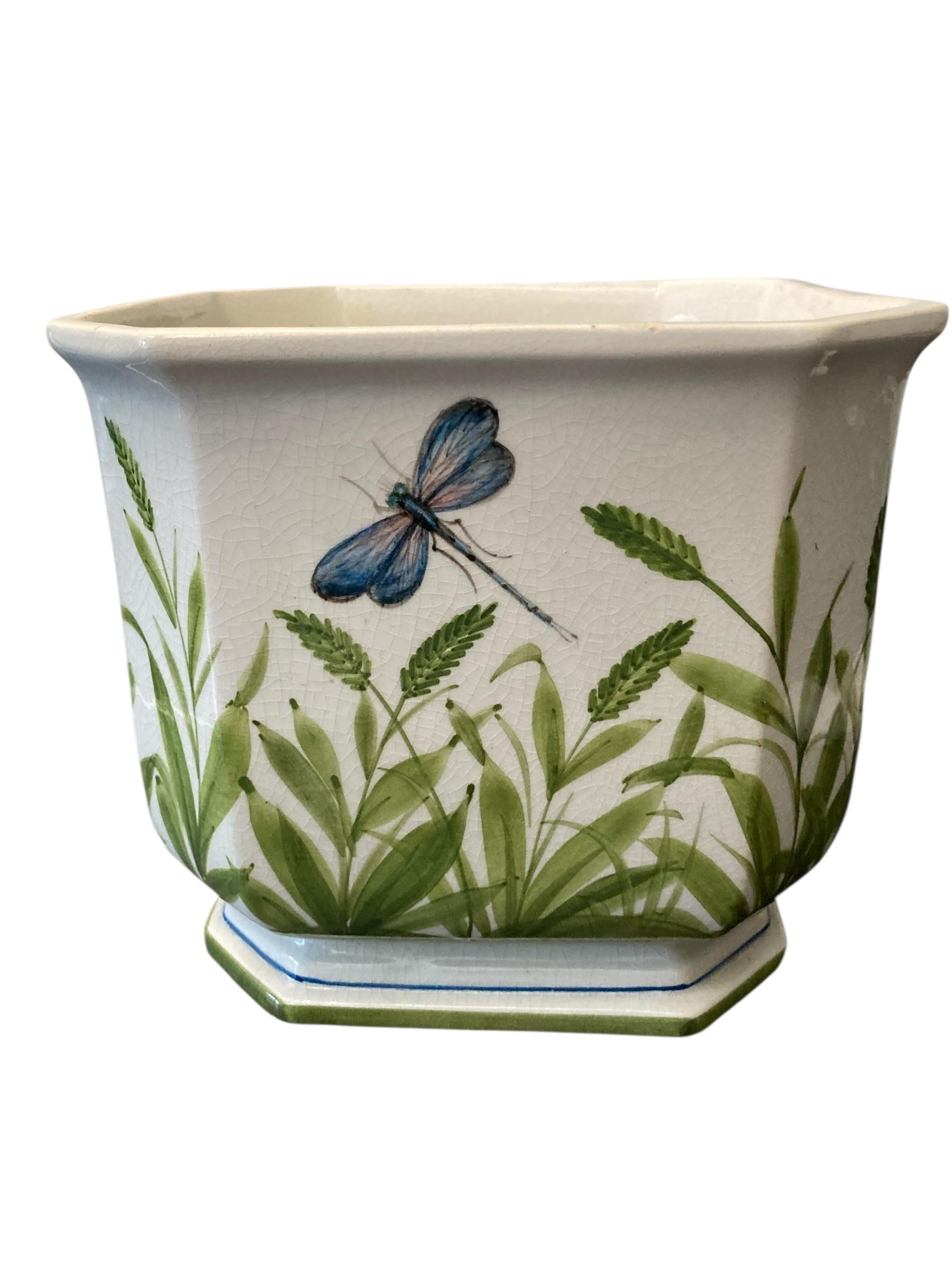 Cache-pot en céramique italienne pour fleurs ou plantes avec motif de libellule. Numéro de série F0428 Costa Italy sur la base. Fabriqué en céramique de haute qualité, ce bac à plantes offre non seulement un abri élégant à vos plantes préférées,
