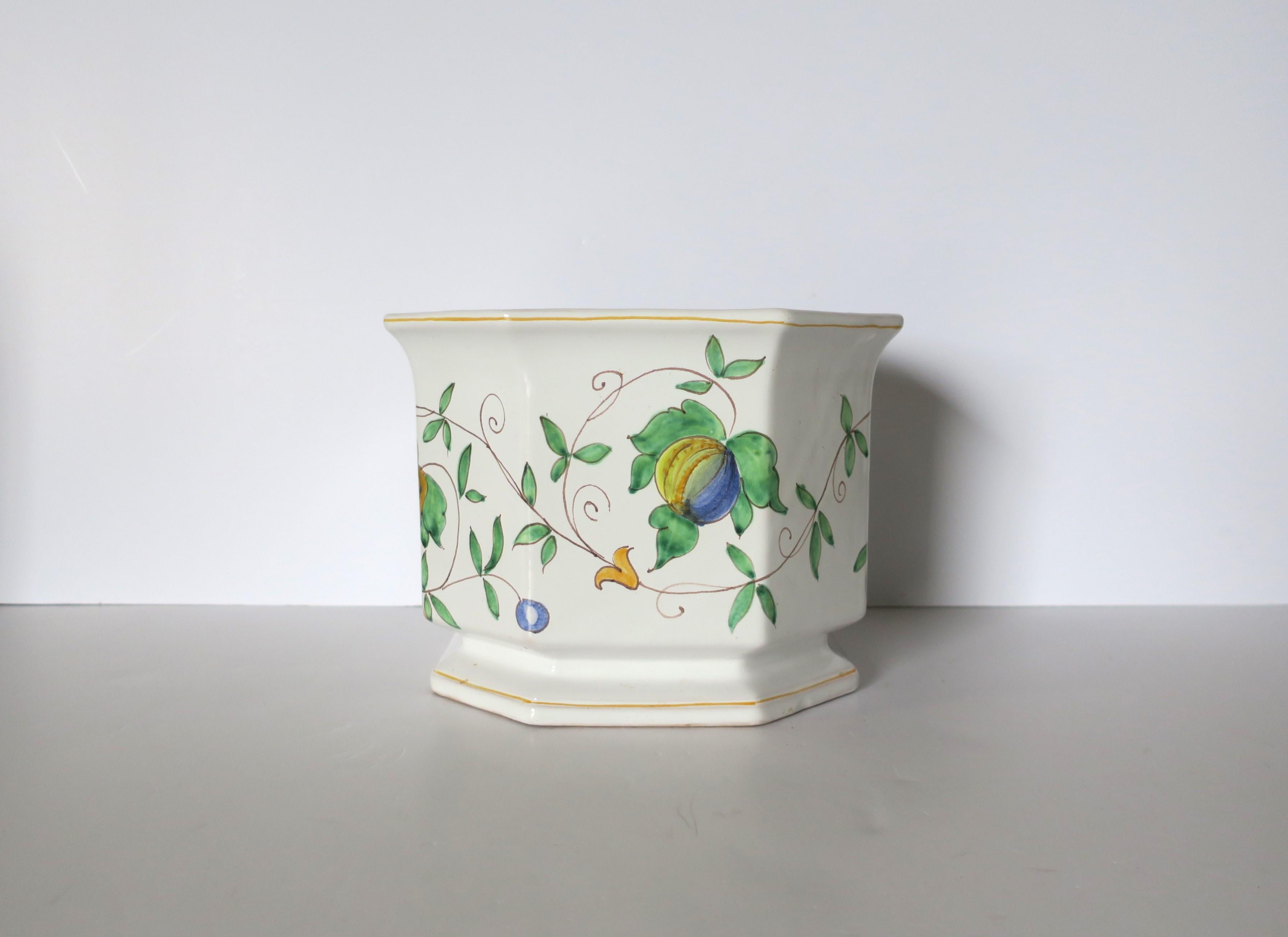 Céramique Cache-pot à fleurs ou jardinière en céramique italienne avec motif de fruits et de vignes en vente
