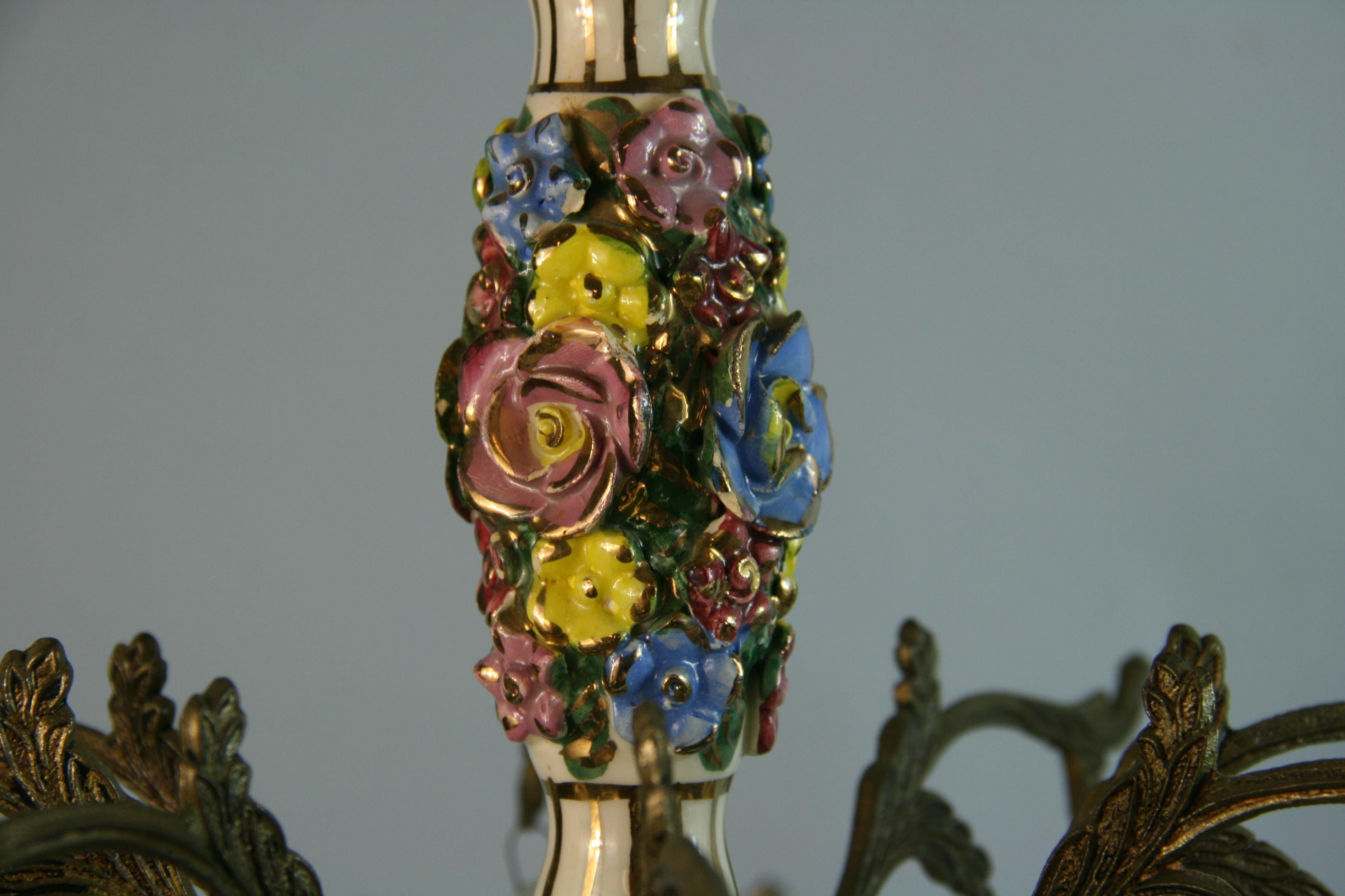 Lustre italien à 8 éclairages en céramique fleurs et bronze des années 1960 en vente 5