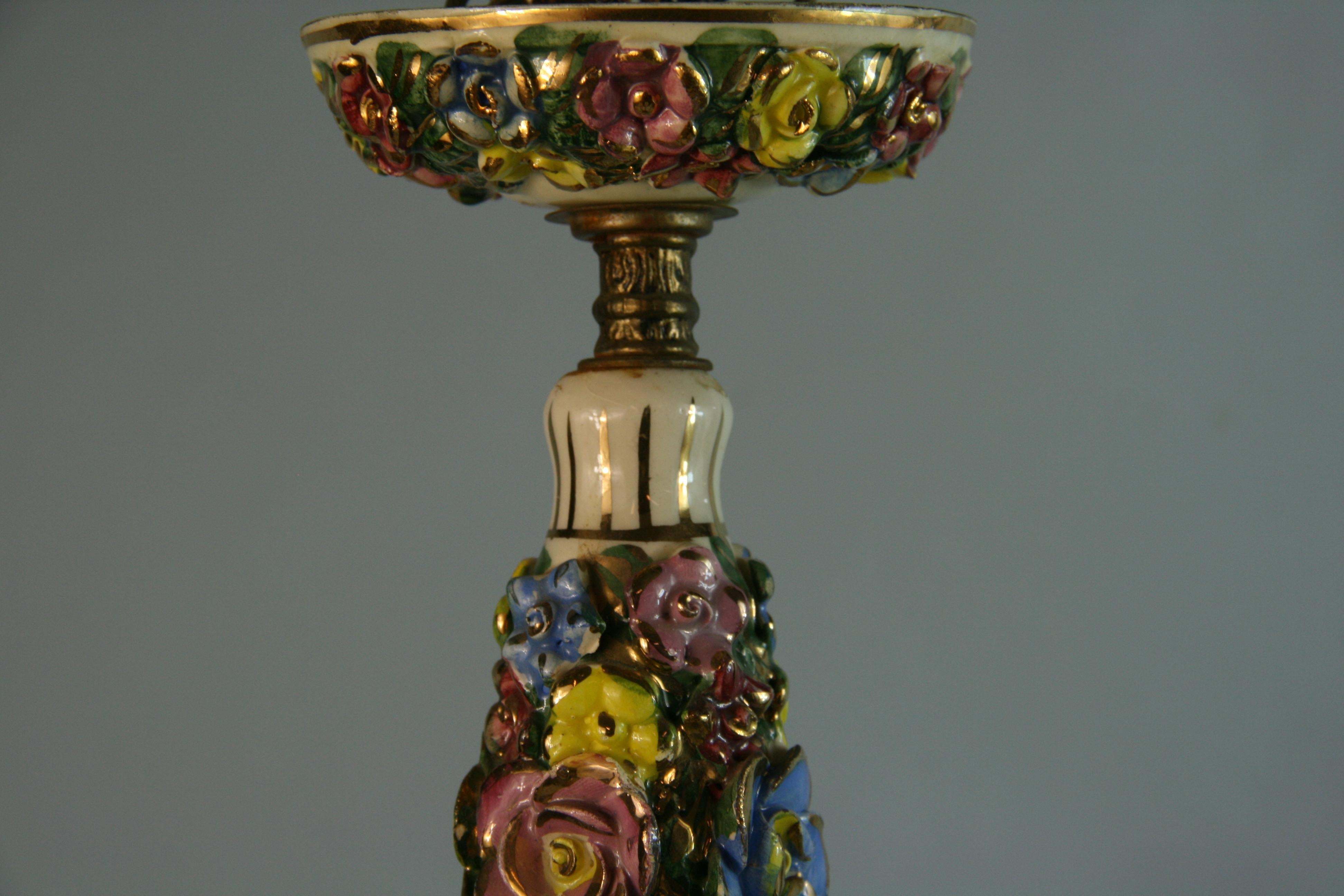 Lustre italien à 8 éclairages en céramique fleurs et bronze des années 1960 en vente 6