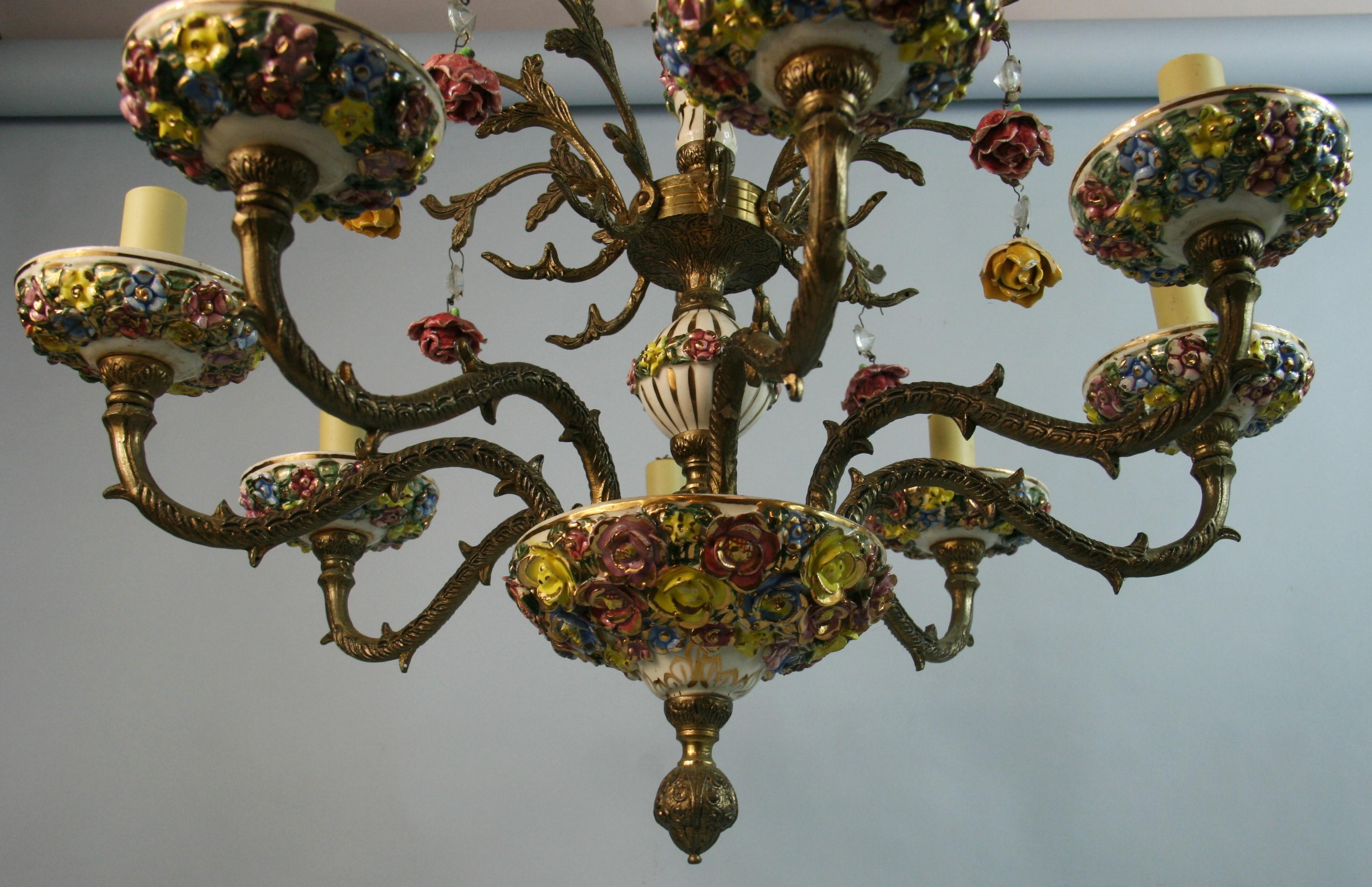 Lustre italien à 8 éclairages en céramique fleurs et bronze des années 1960 en vente 7
