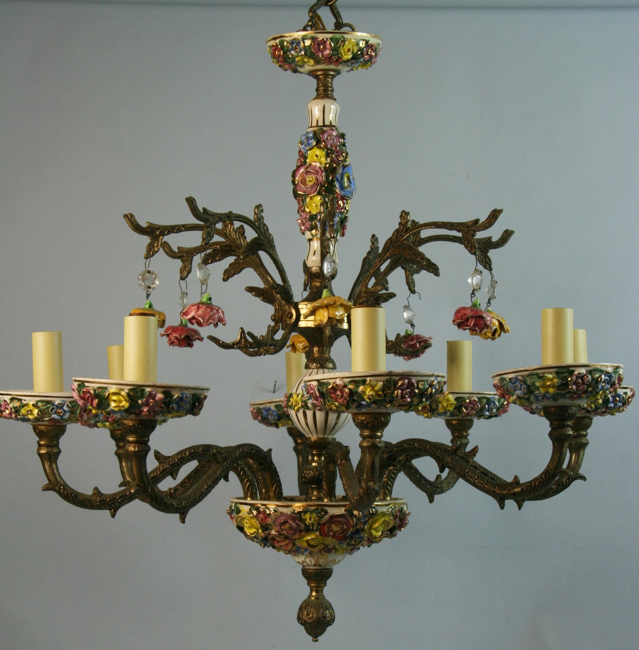 1554 Lustres italiens à 8 lumières en bronze et fleurs en céramique colorée
Prendre des ampoules de 25 watts à base de candélabre
Fourni avec une chaîne de 3 pieds et un baldaquin
