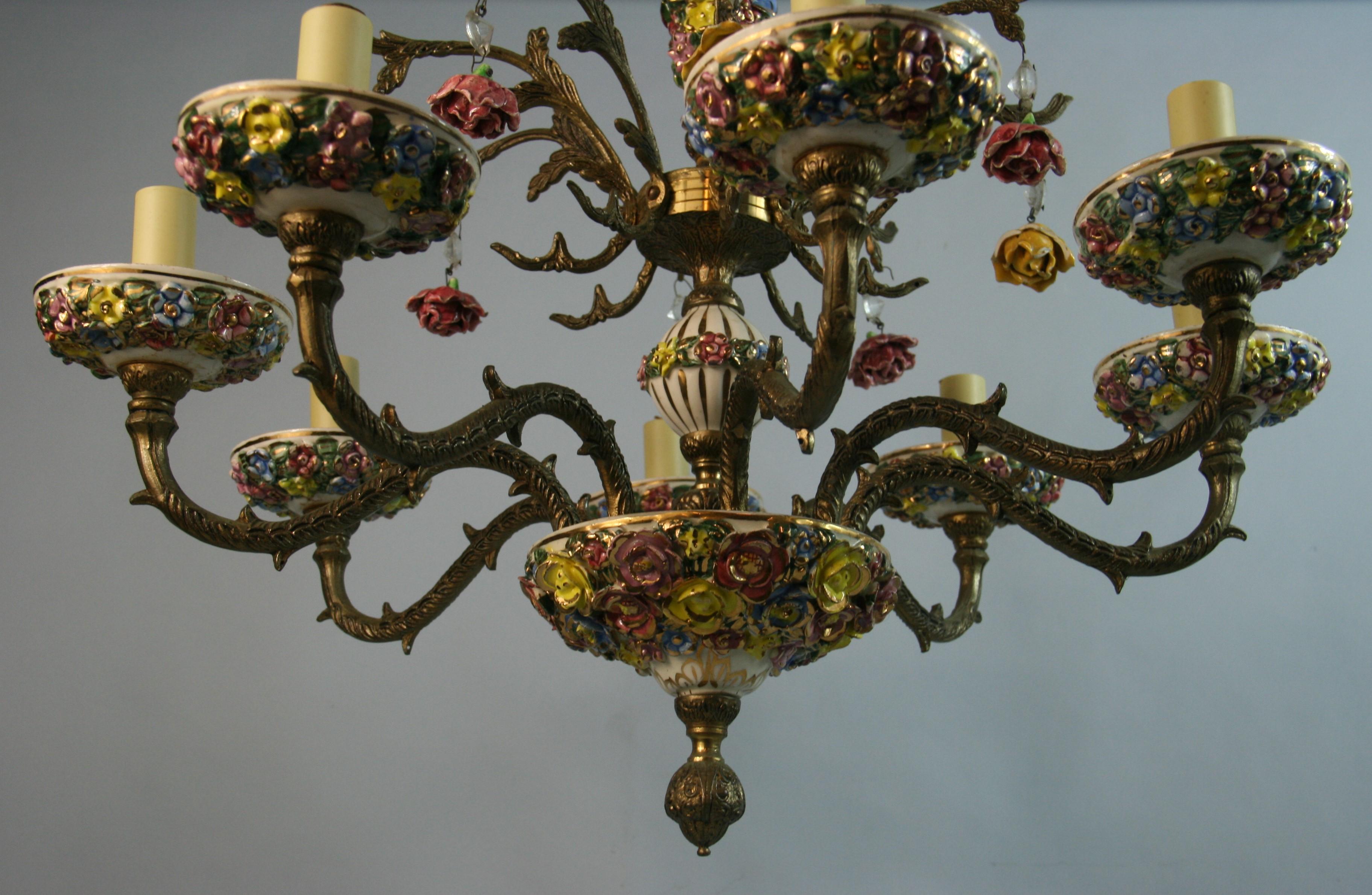 Lustre italien à 8 éclairages en céramique fleurs et bronze des années 1960 État moyen - En vente à Douglas Manor, NY