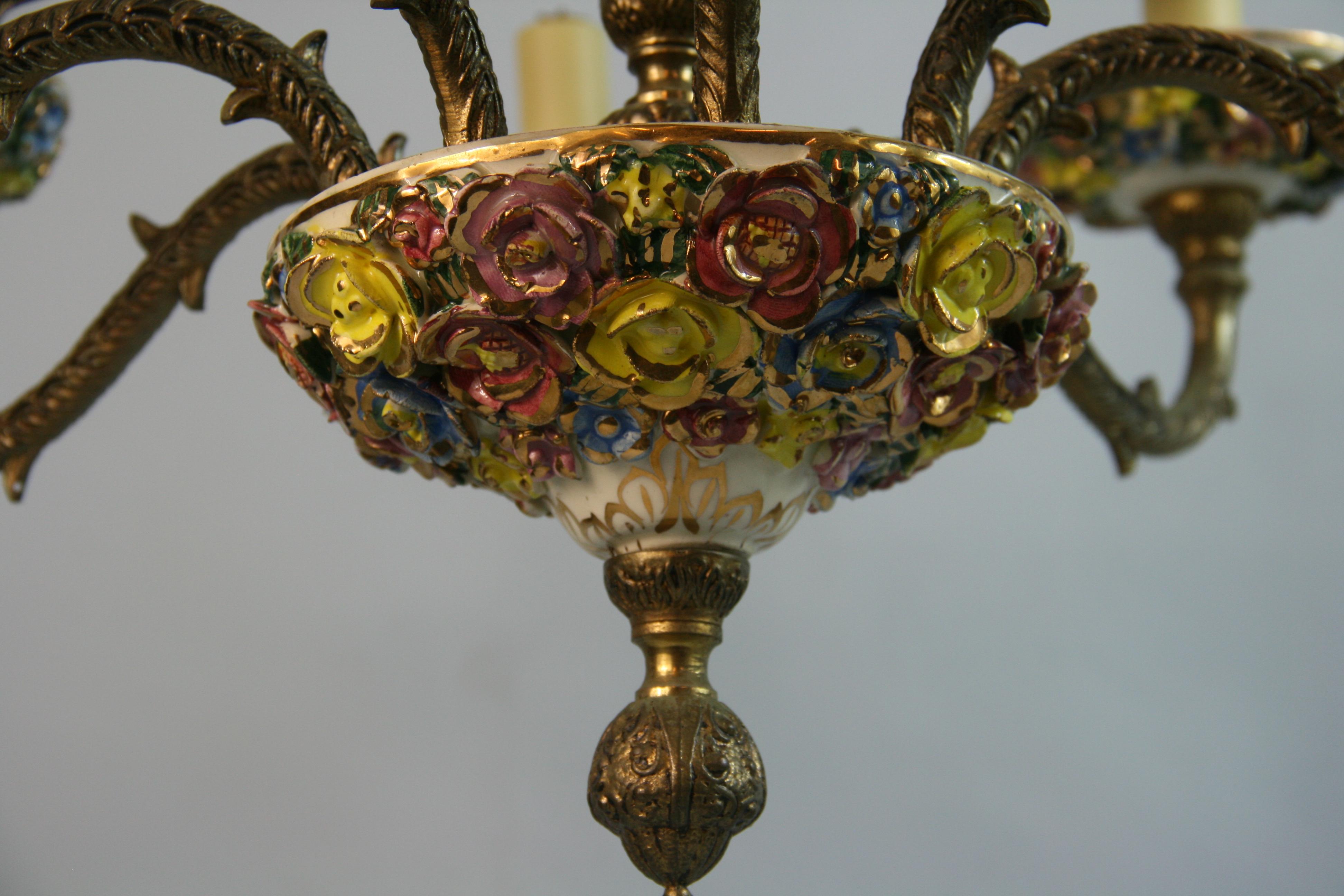 Milieu du XXe siècle Lustre italien à 8 éclairages en céramique fleurs et bronze des années 1960 en vente