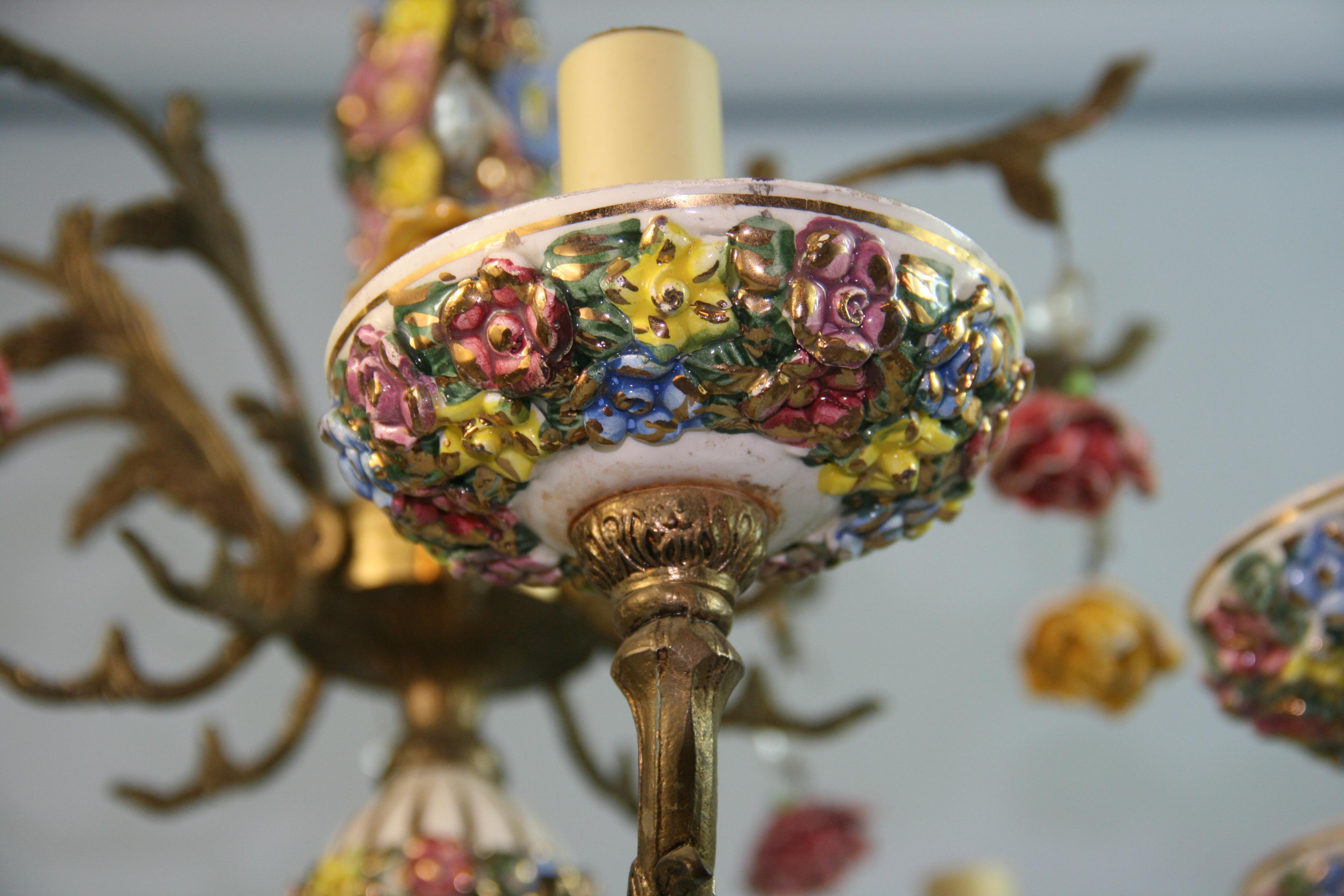 Bronze Lustre italien à 8 éclairages en céramique fleurs et bronze des années 1960 en vente