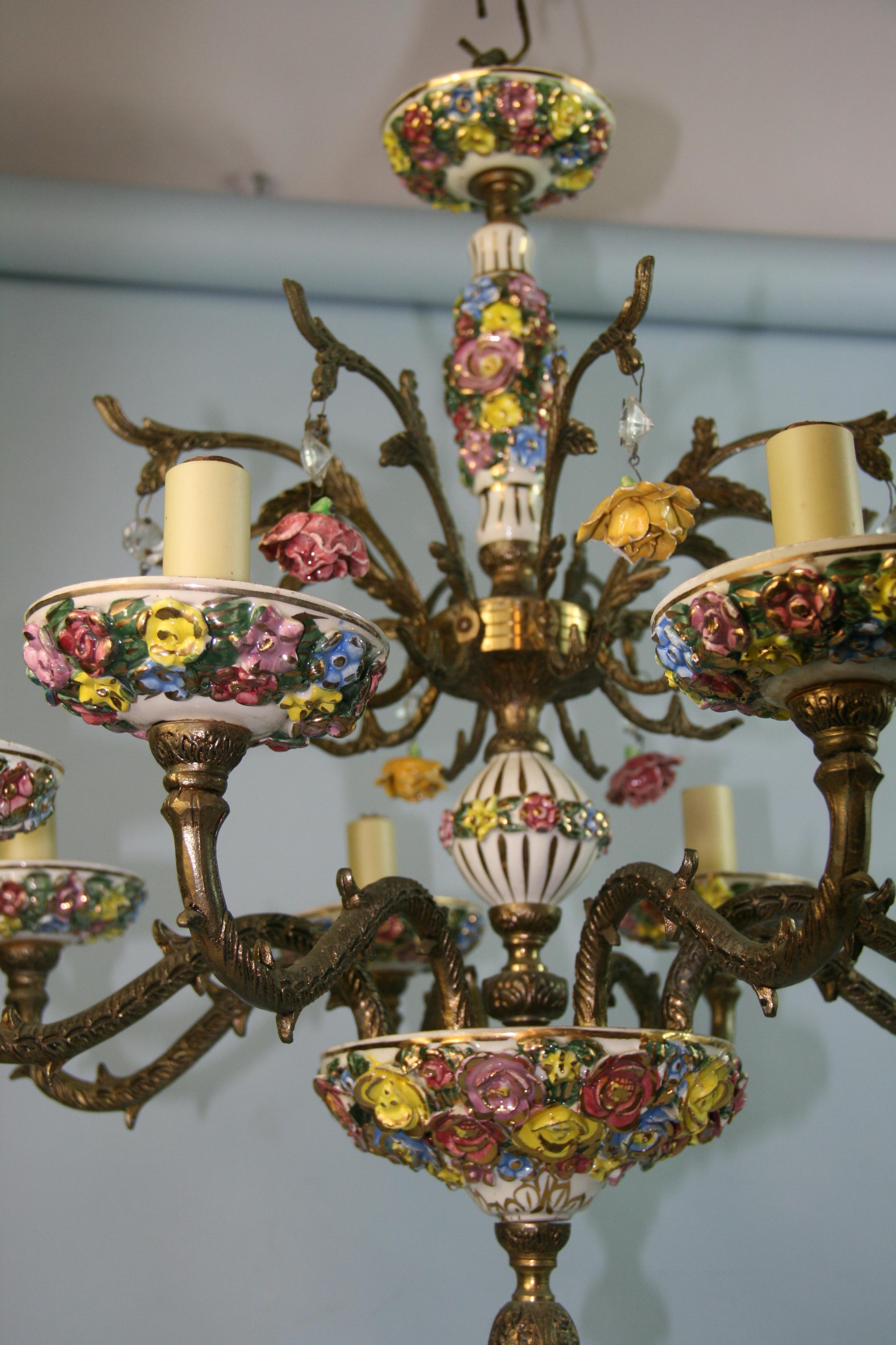 Lustre italien à 8 éclairages en céramique fleurs et bronze des années 1960 en vente 1