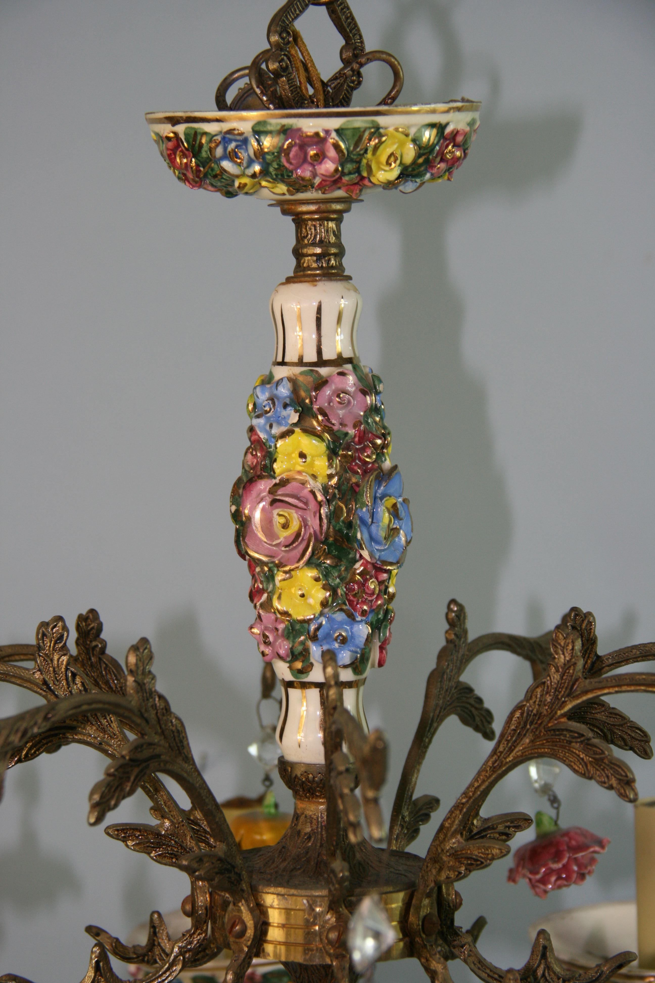 Lustre italien à 8 éclairages en céramique fleurs et bronze des années 1960 en vente 2