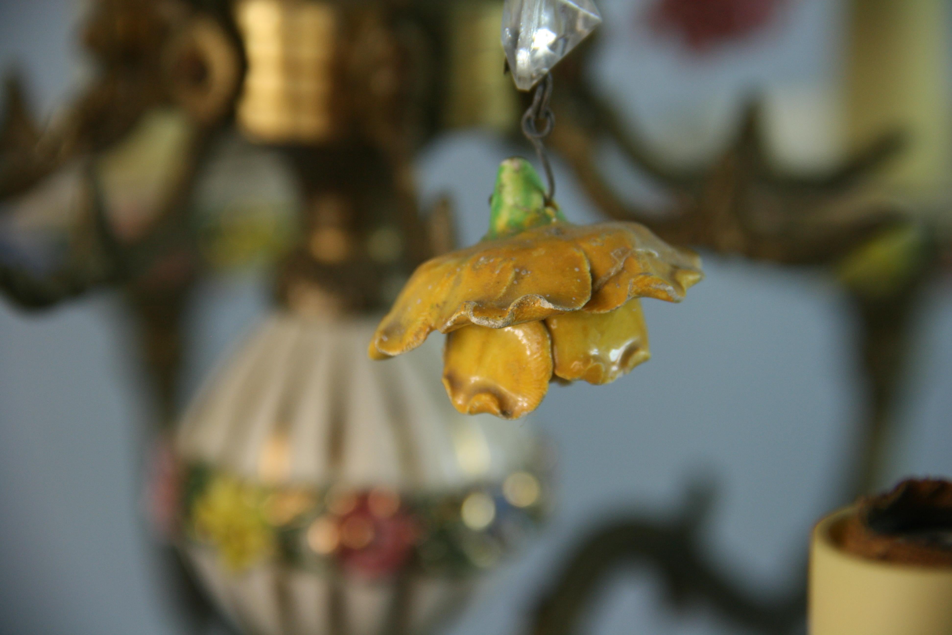 Lustre italien à 8 éclairages en céramique fleurs et bronze des années 1960 en vente 3