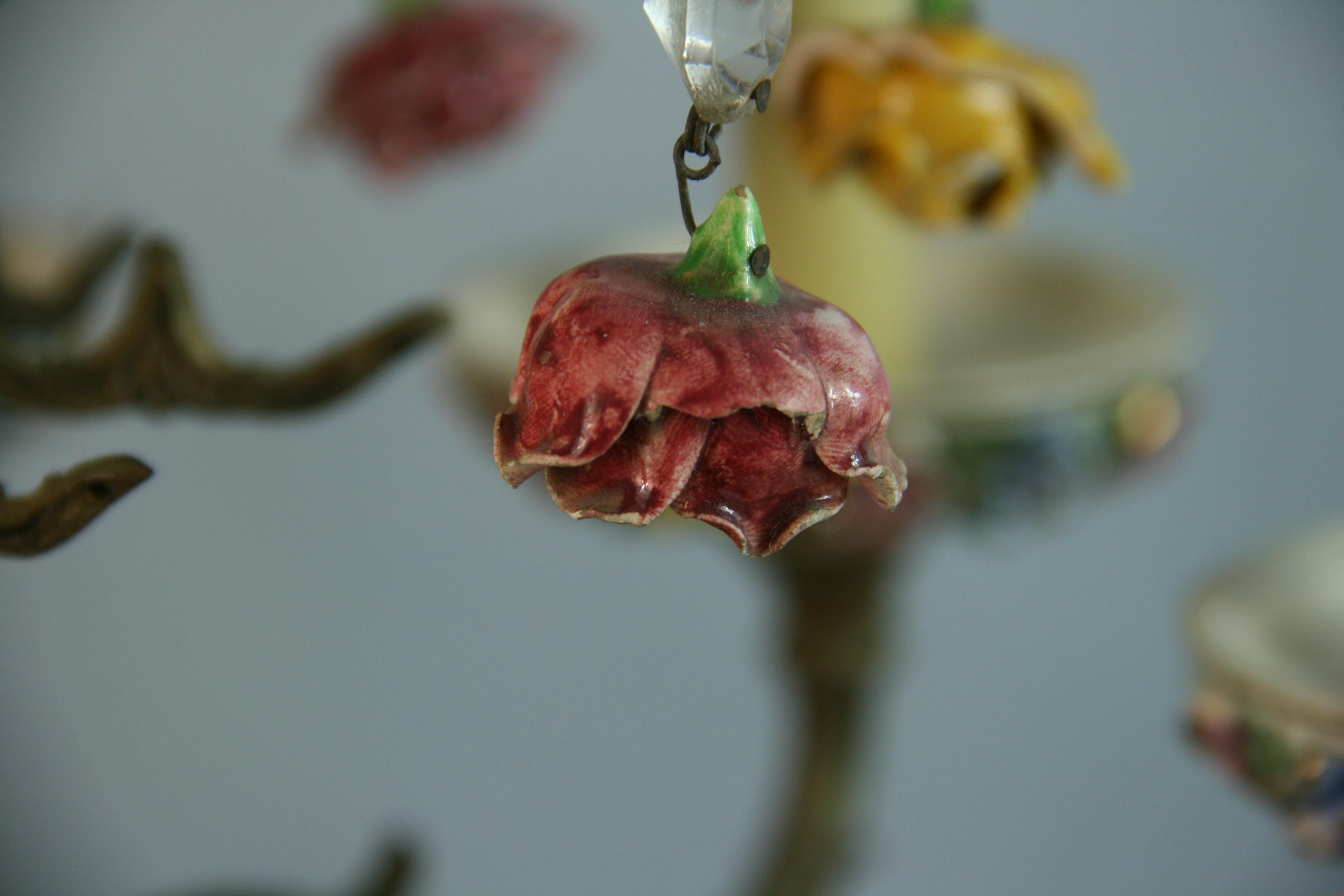 Lustre italien à 8 éclairages en céramique fleurs et bronze des années 1960 en vente 4