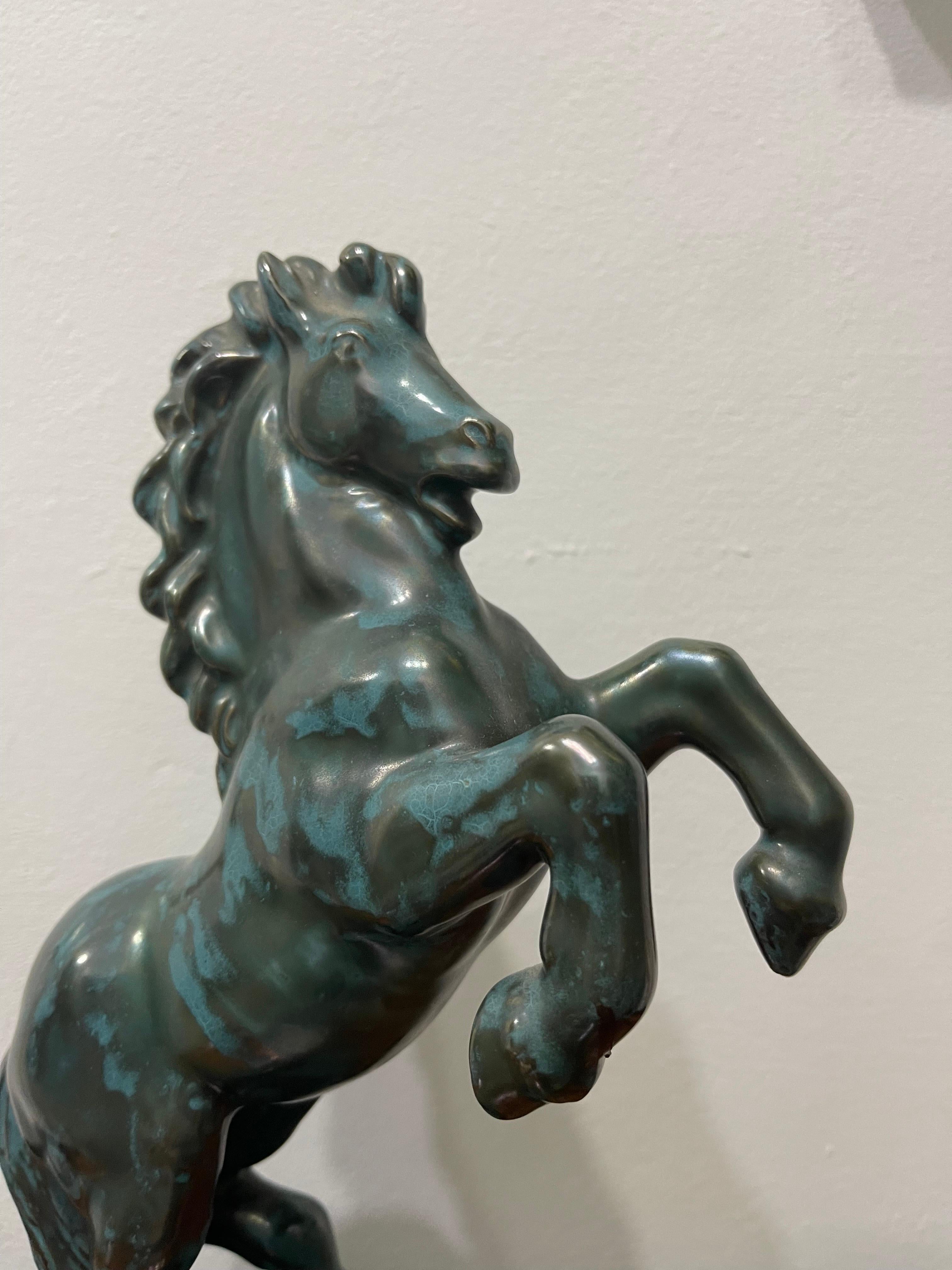Milieu du XXe siècle Céramique italienne de 1940 Sculpture de cheval en émail vert Manufacture de Pérouse en vente