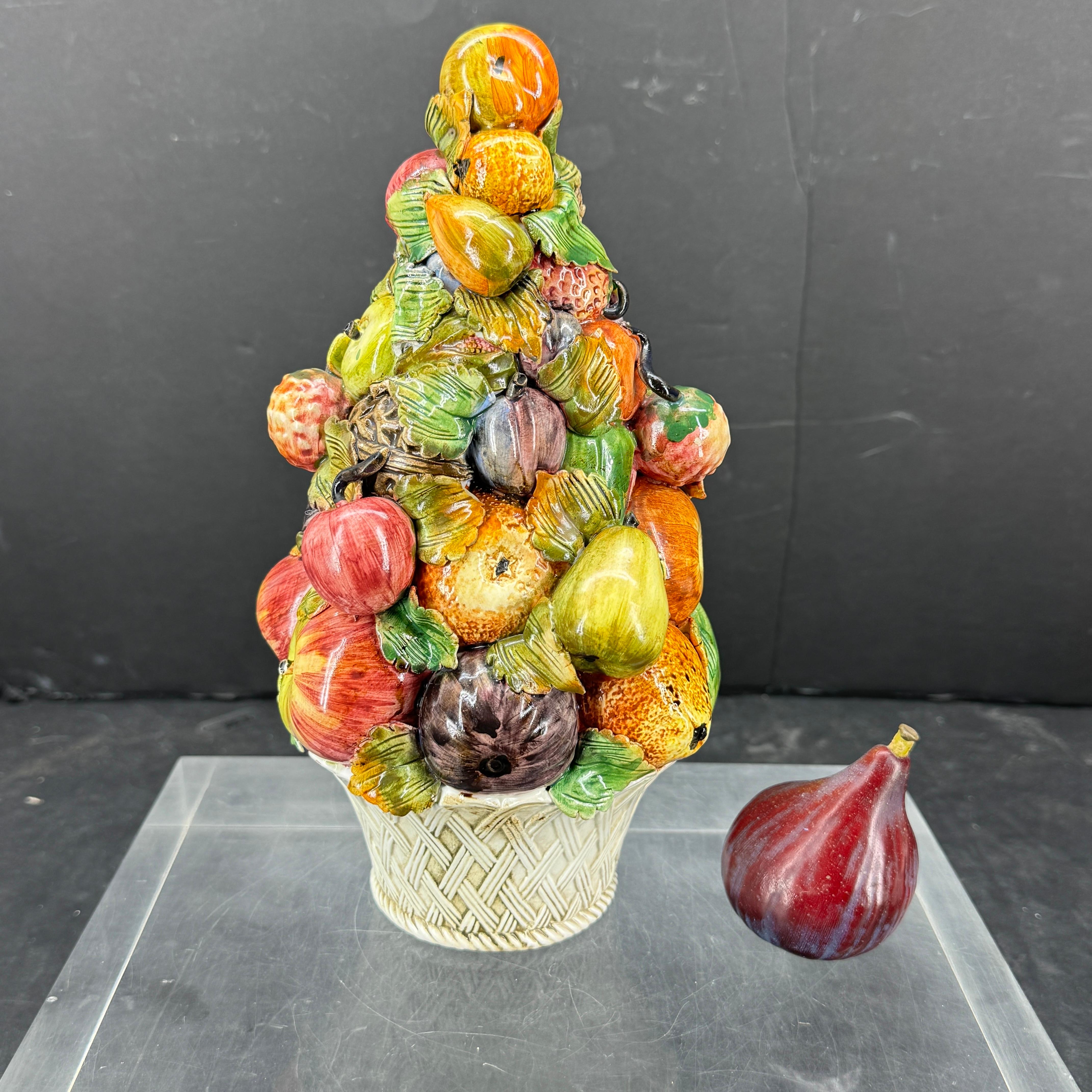 Centro de mesa de cerámica italiana con cesta de frutas Topiary Compote en venta 2
